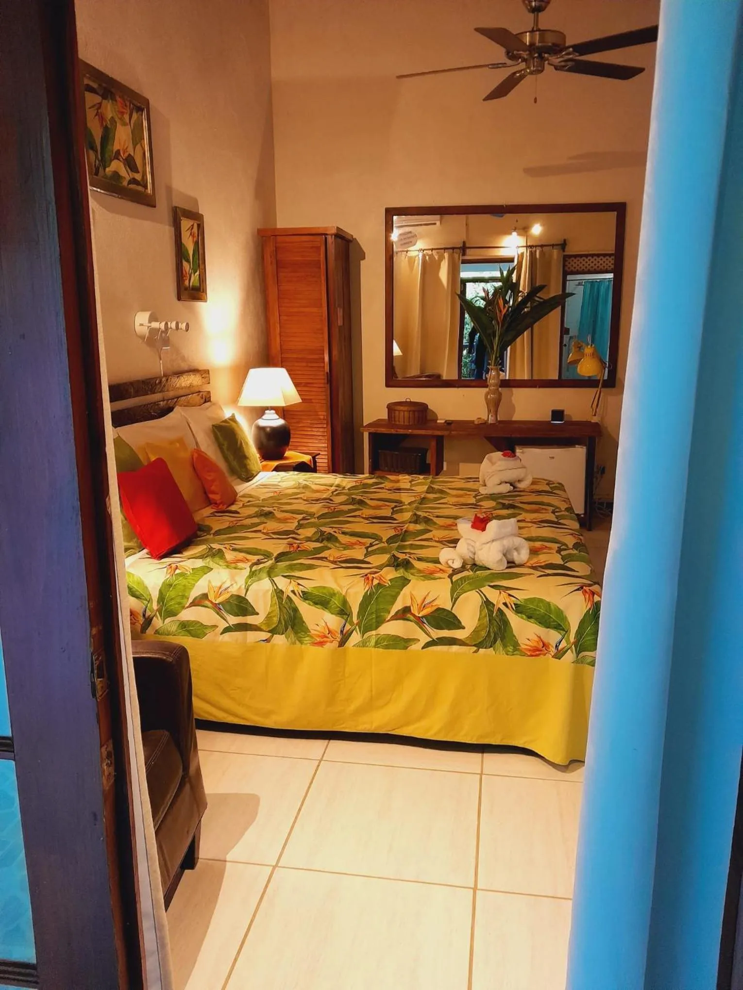 Property building, Bed in Hibiscus Valley Inn