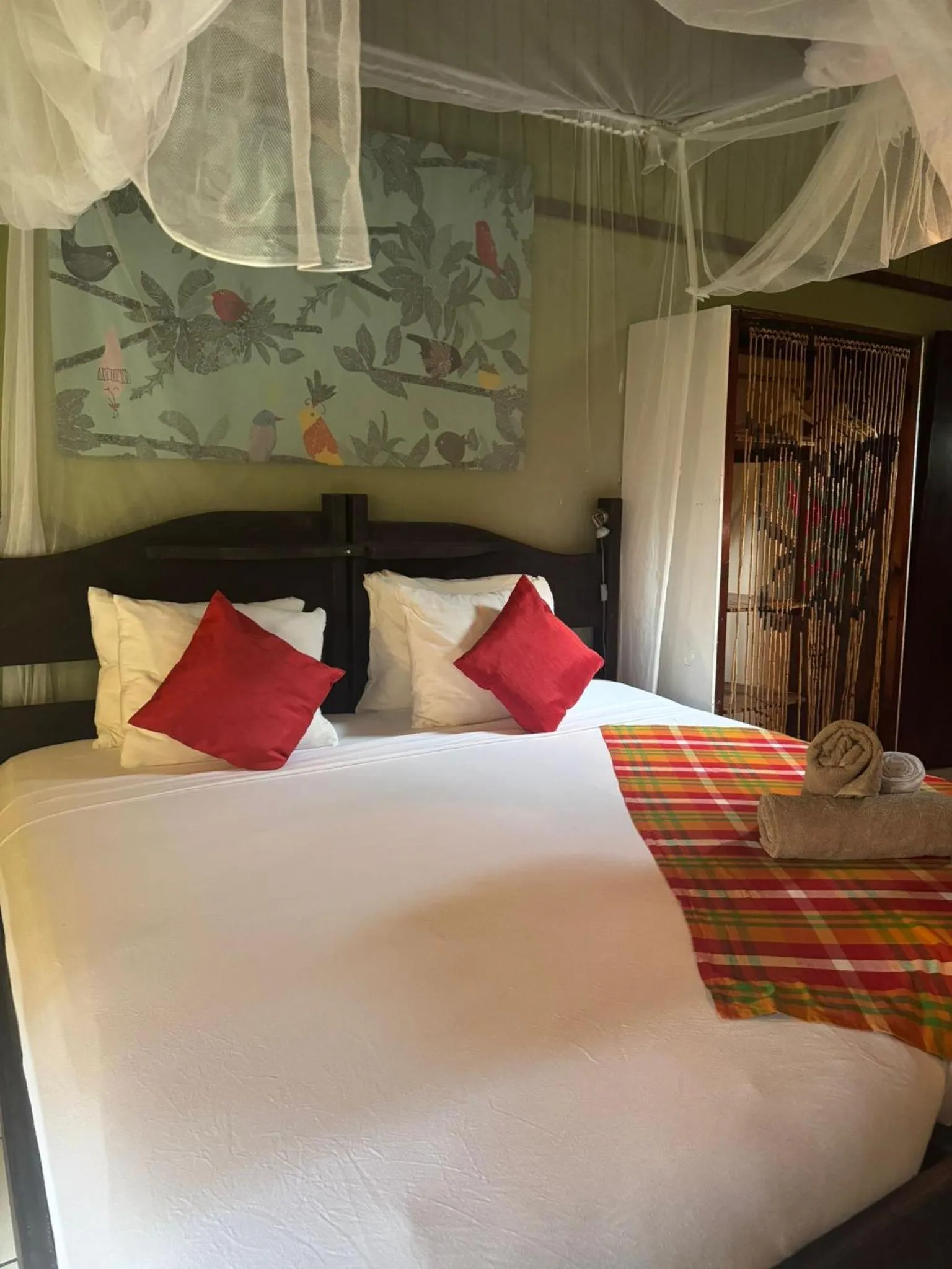 Property building, Bed in Hibiscus Valley Inn