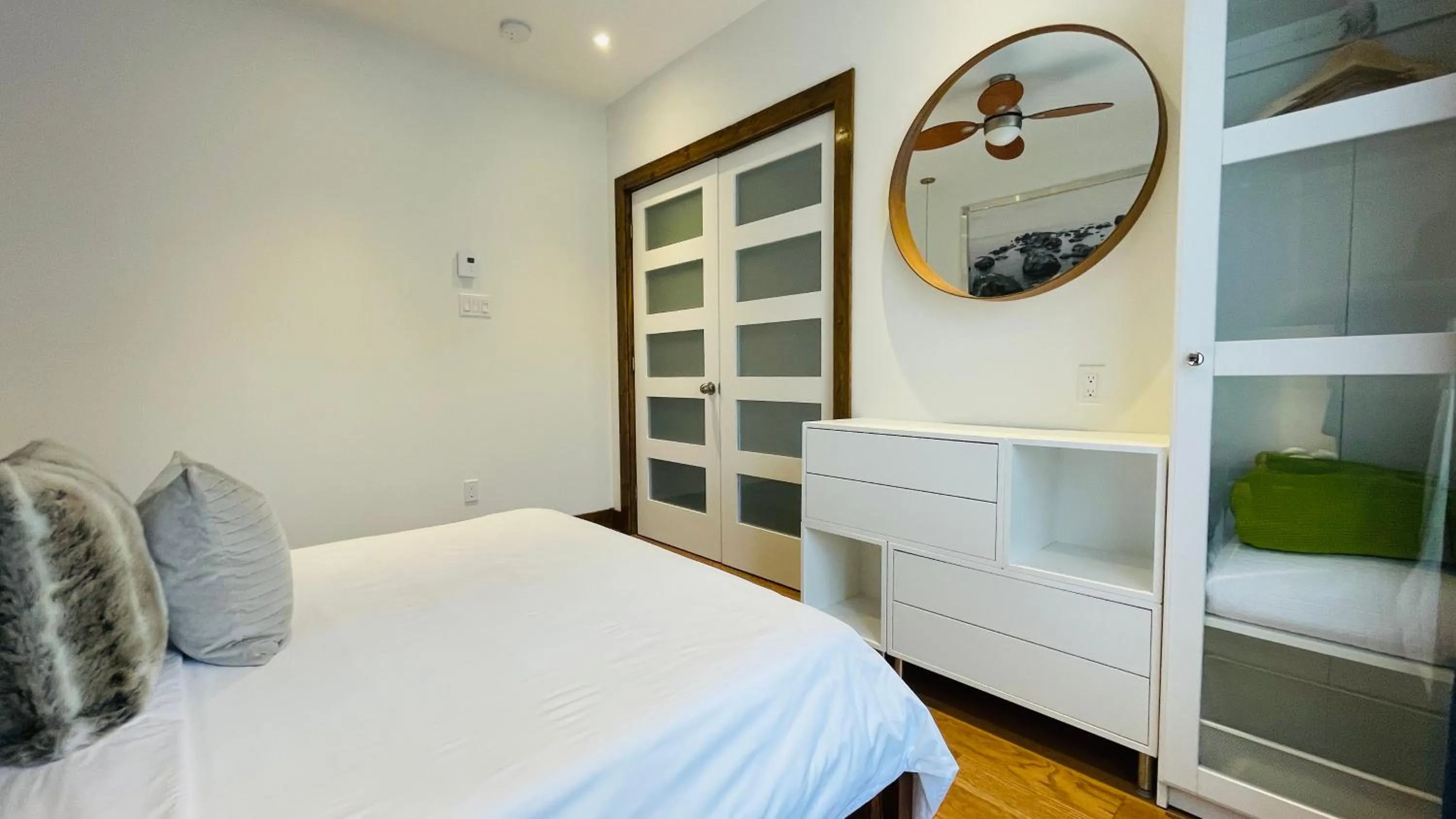 Photo of the whole room, Bed in Lofts Jacques-Cartier Free Parking