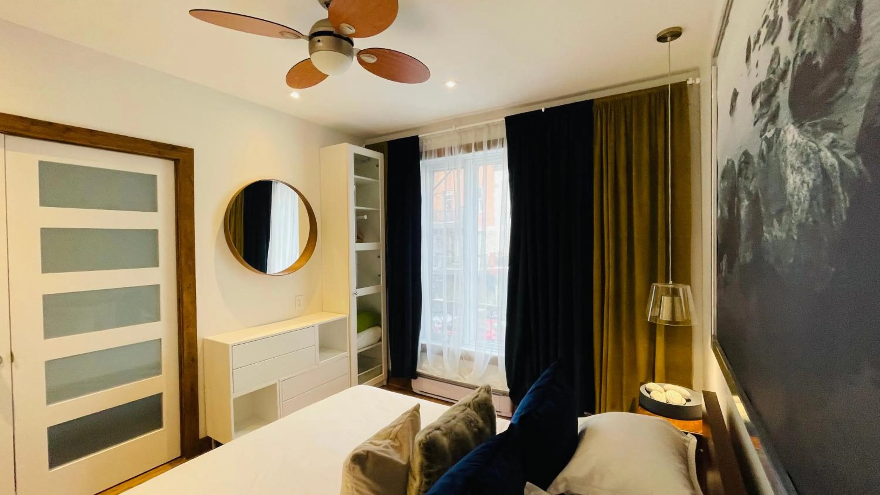 Photo of the whole room, Bed in Lofts Jacques-Cartier Free Parking