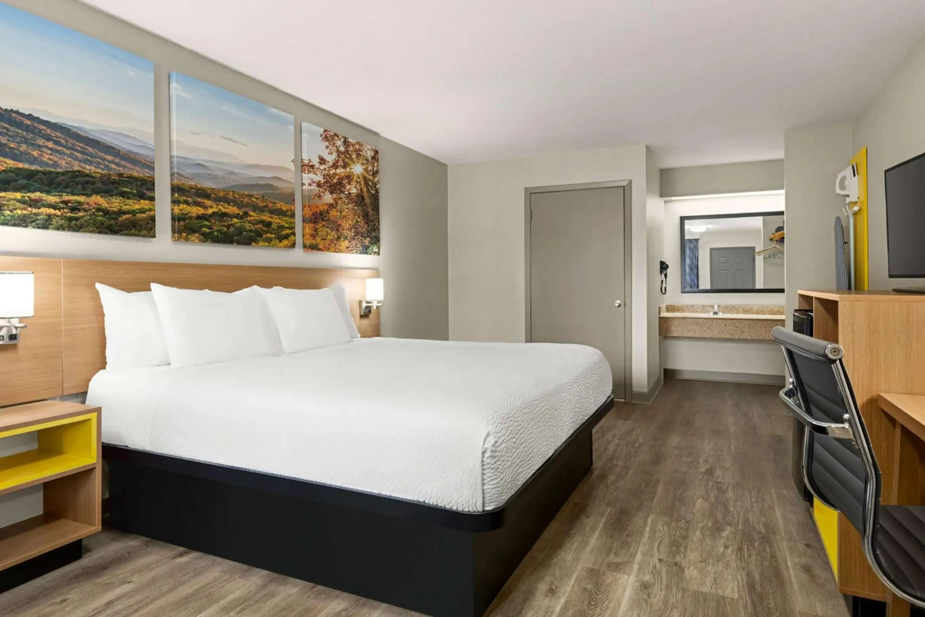 King Room with Mobility Access - Non- Smoking in Days Inn by Wyndham Fulton King Room with Mobility Access - Non- Smoking in Days Inn by Wyndham Fulton