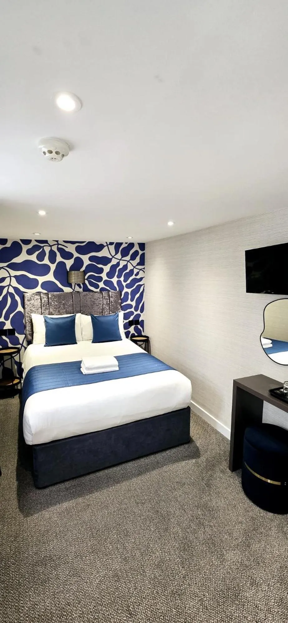 Bedroom, Bed in Mentone Hotel