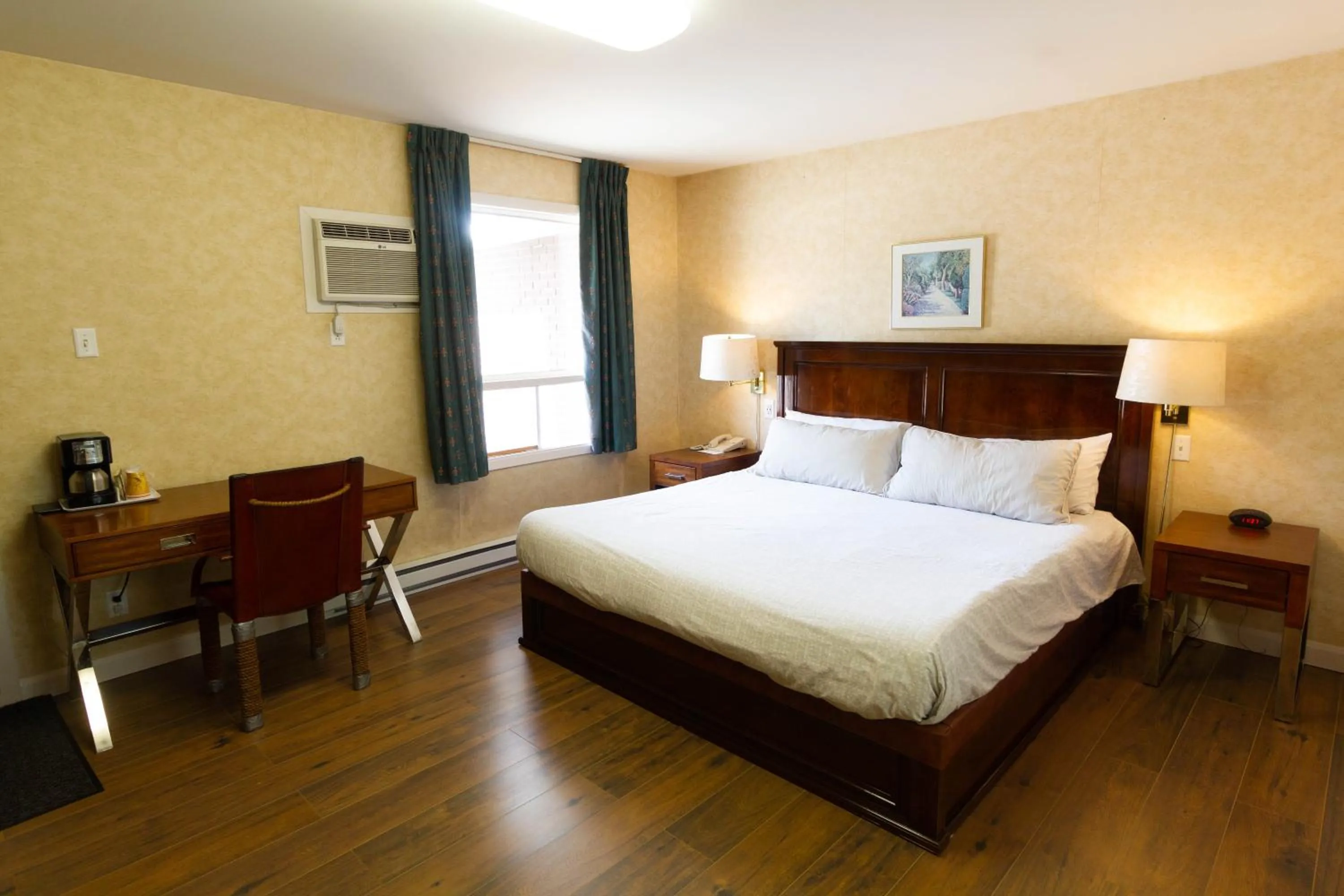 Photo of the whole room, Bed in Auberge La Rocaille