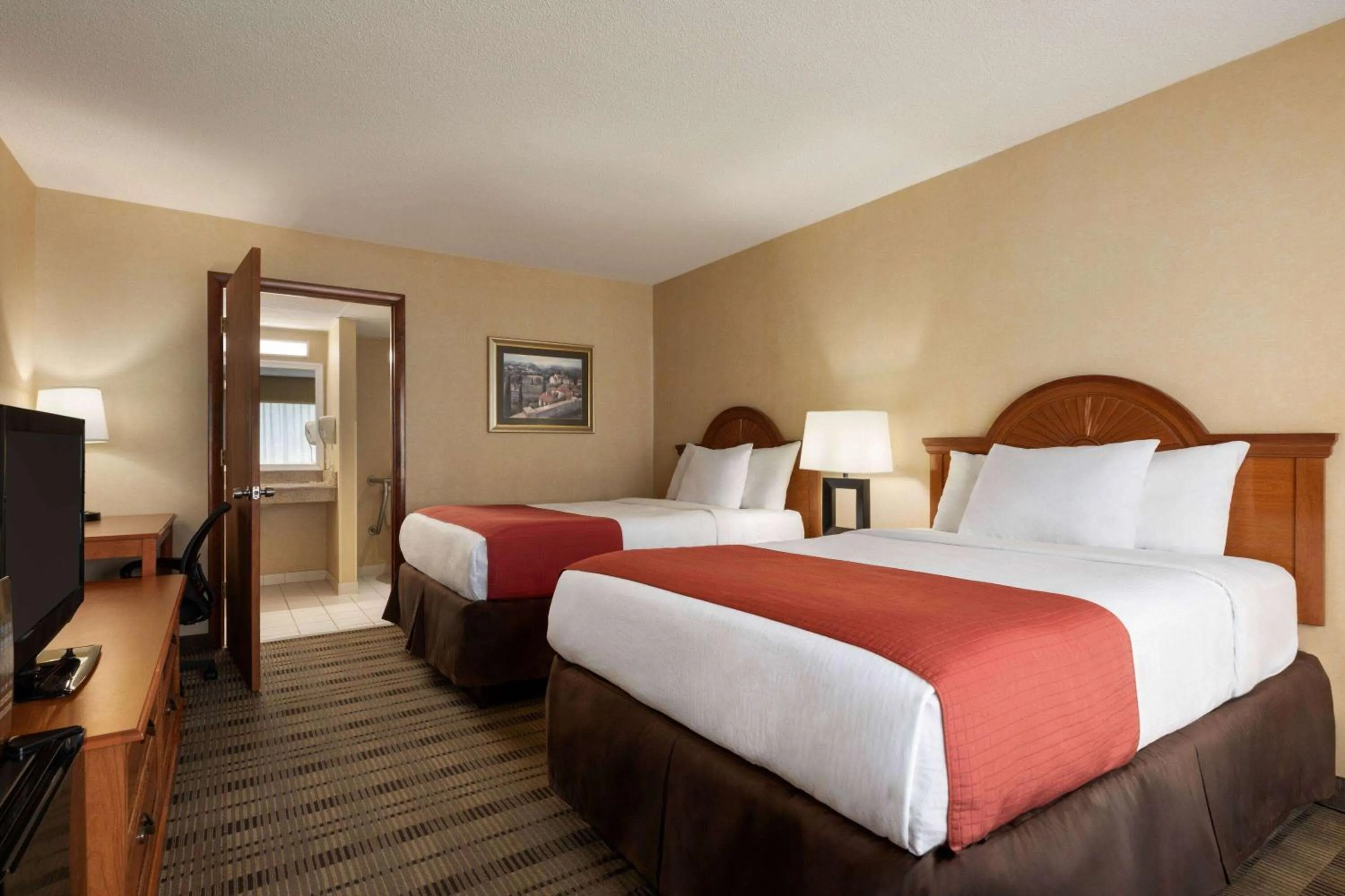 Photo of the whole room, Bed in Baymont by Wyndham Lynchburg