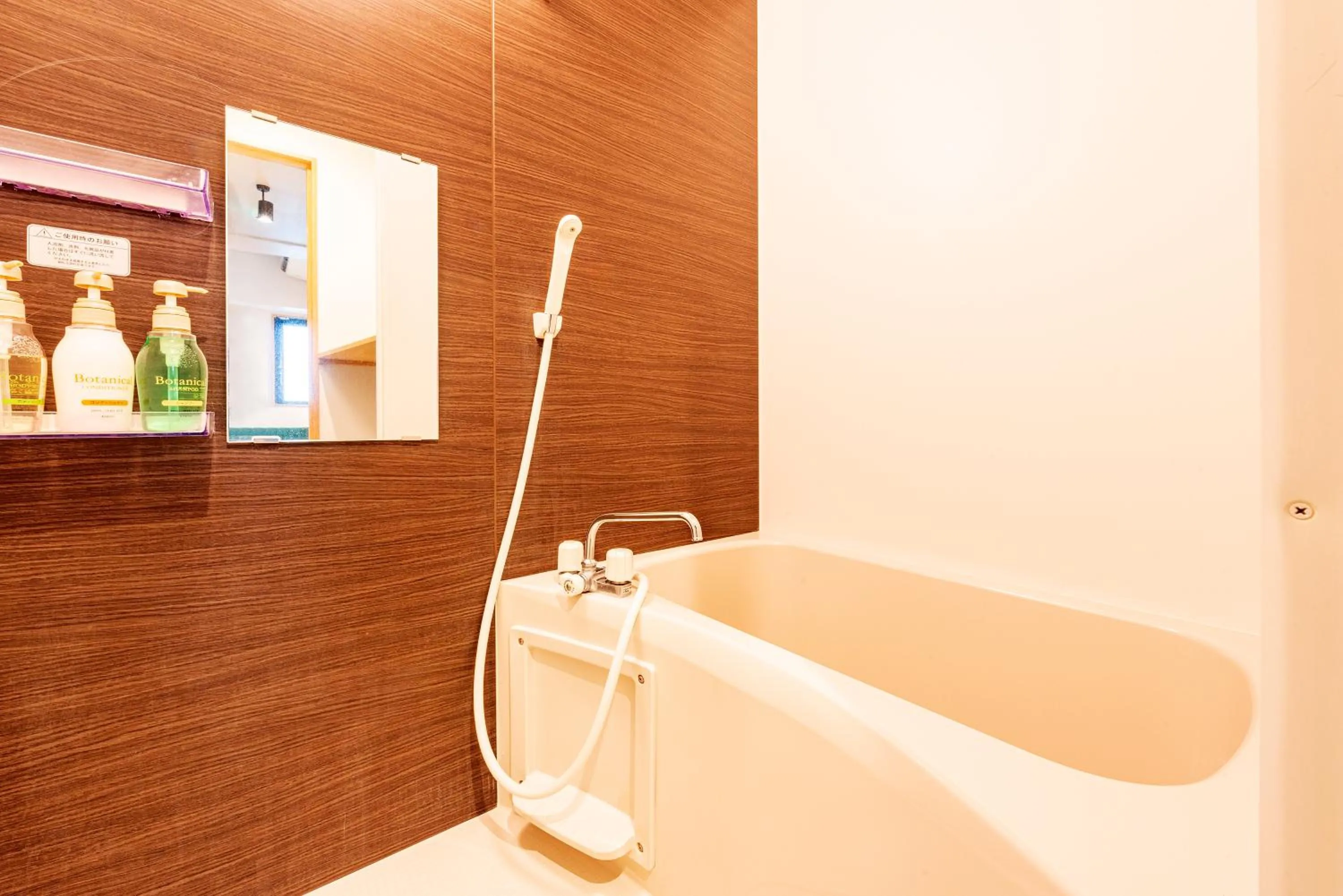 Bathroom in plat hostel keikyu asakusa station