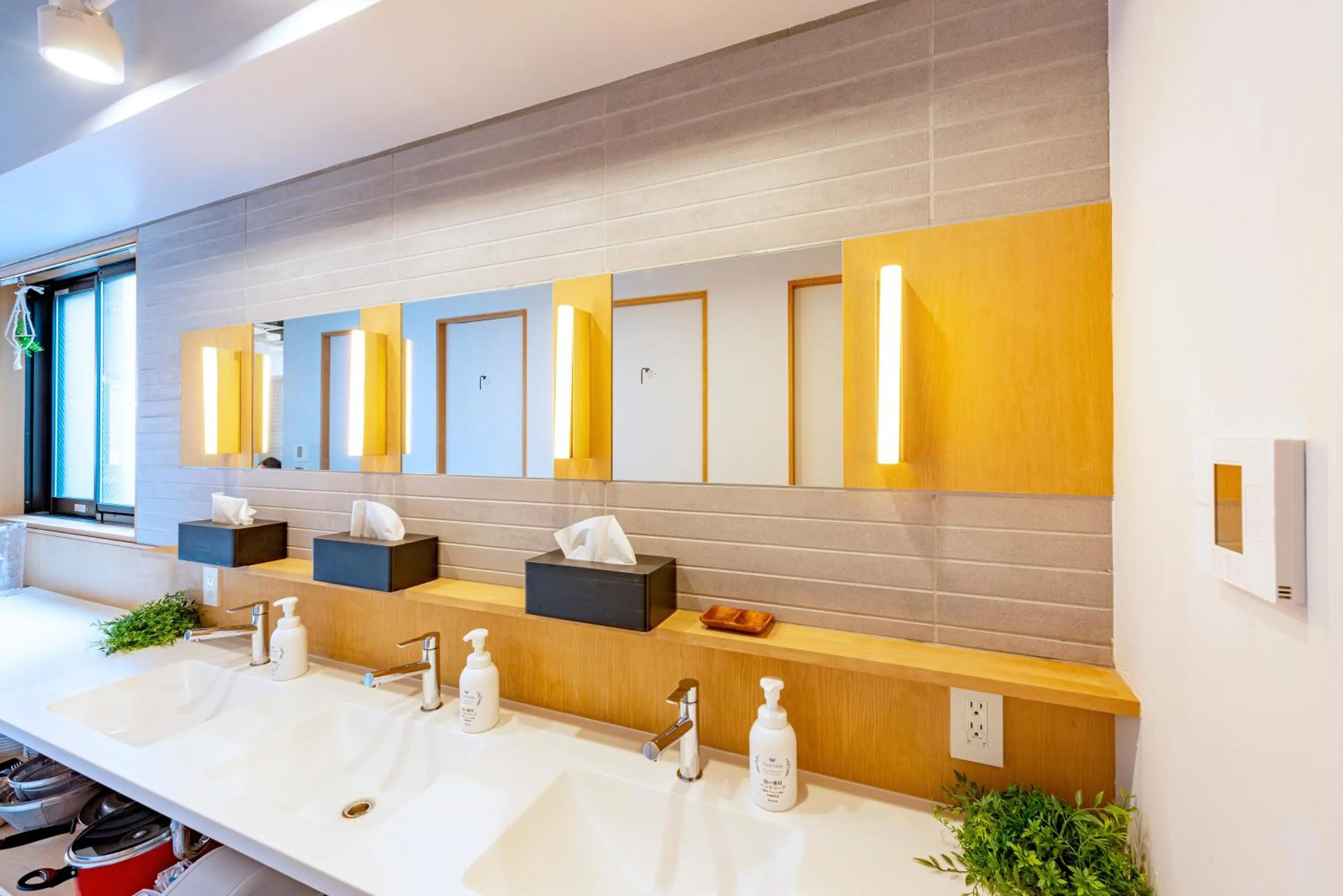 Bathroom in plat hostel keikyu asakusa station