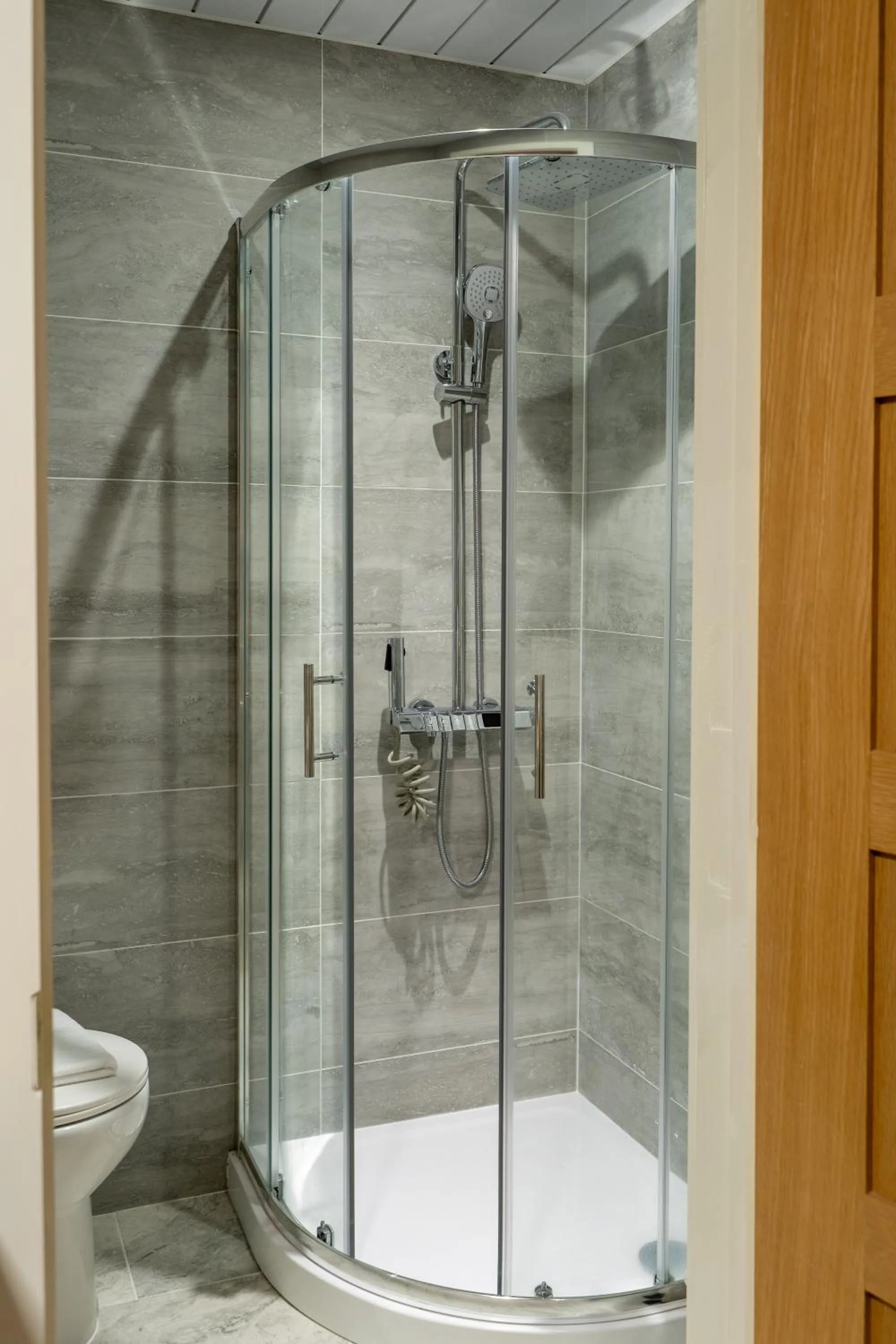 Shower in Grampian Hotel