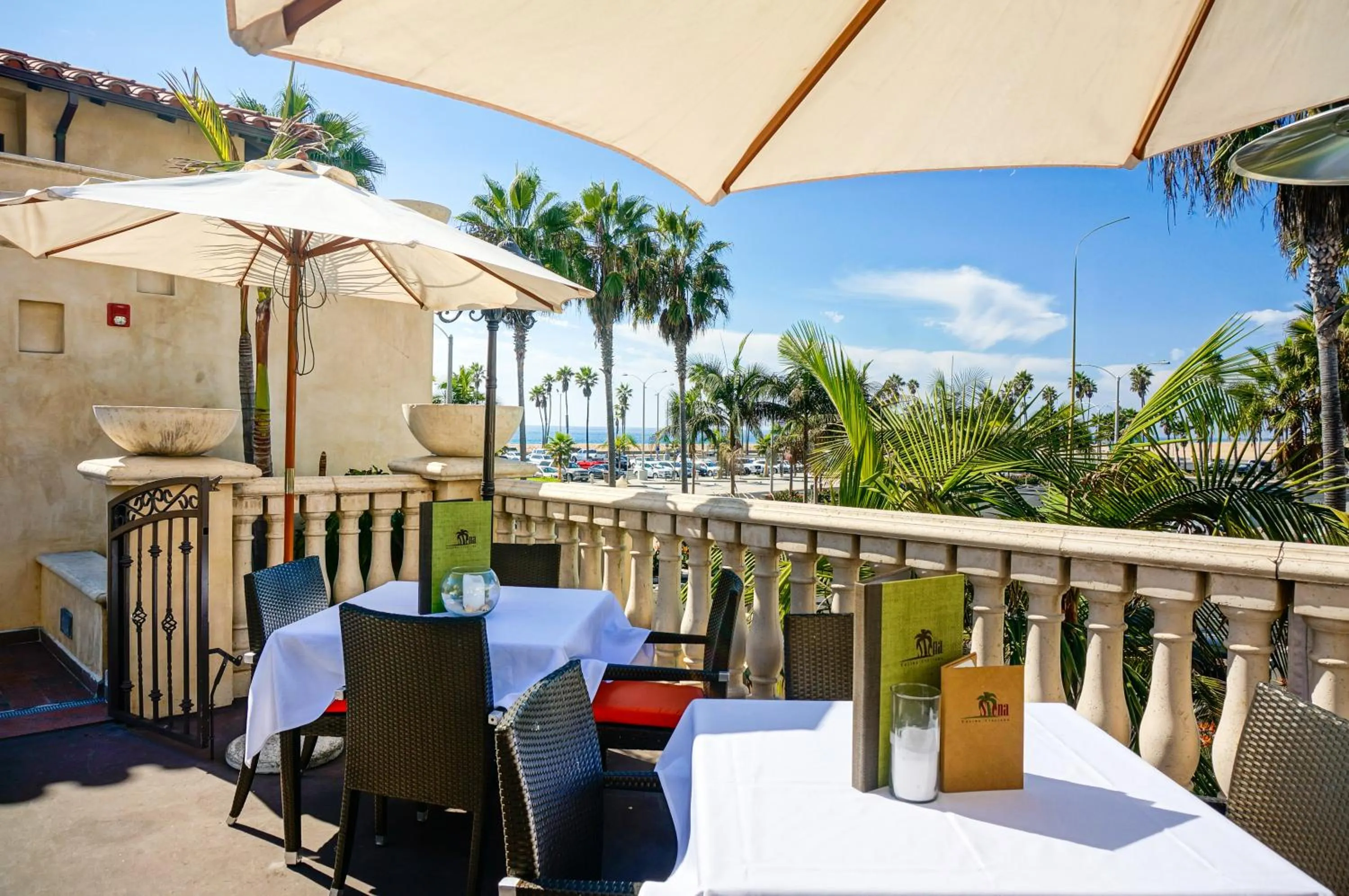 Restaurant/places to eat in Balboa Inn, On The Beach At Newport