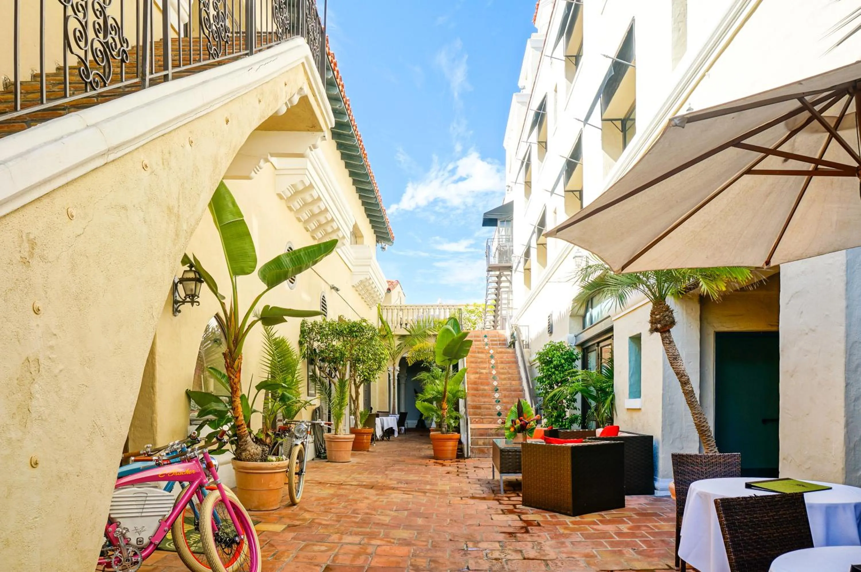 Restaurant/places to eat in Balboa Inn, On The Beach At Newport