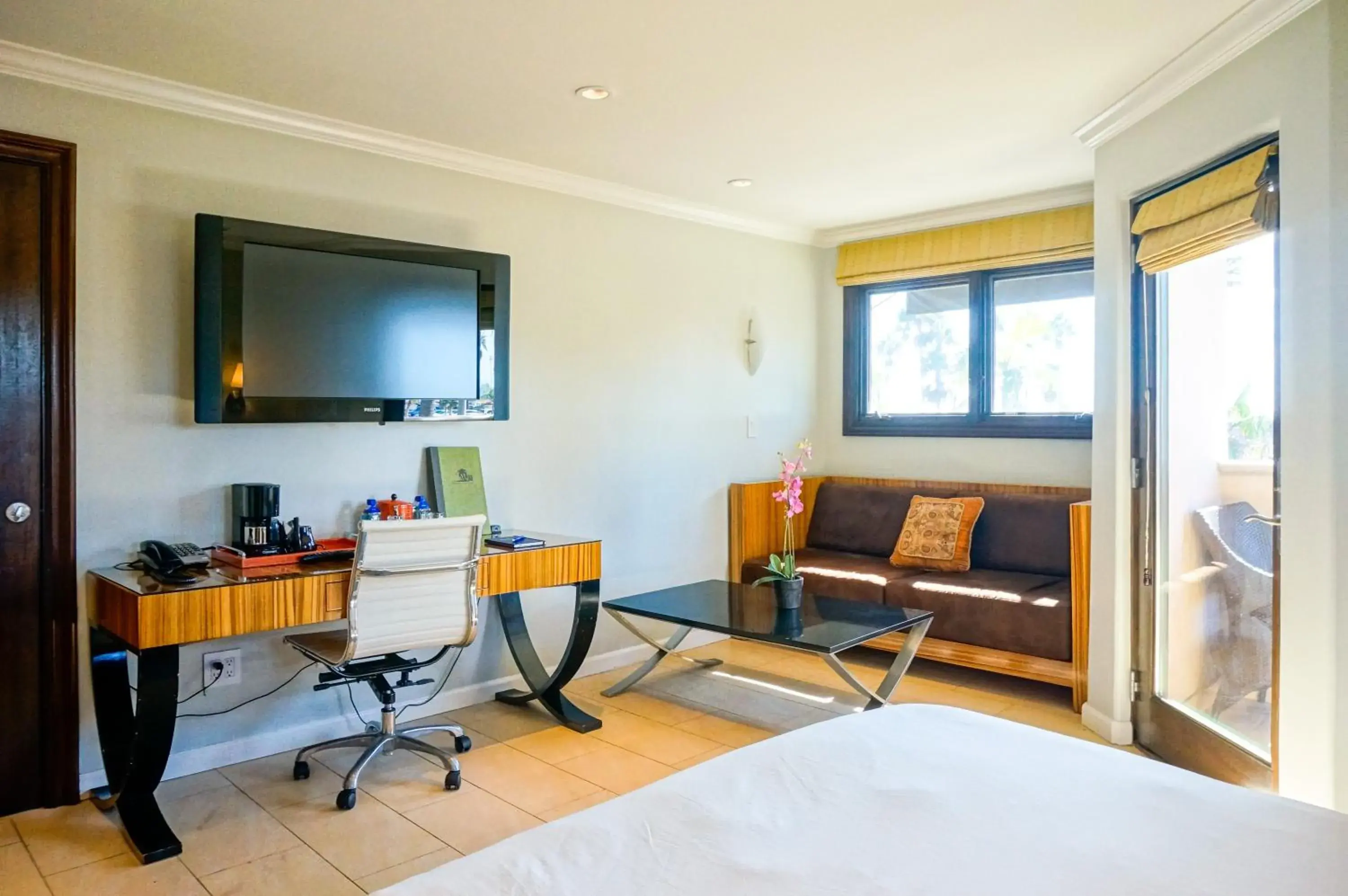 Photo of the whole room in Balboa Inn, On The Beach At Newport Photo of the whole room in Balboa Inn, On The Beach At Newport