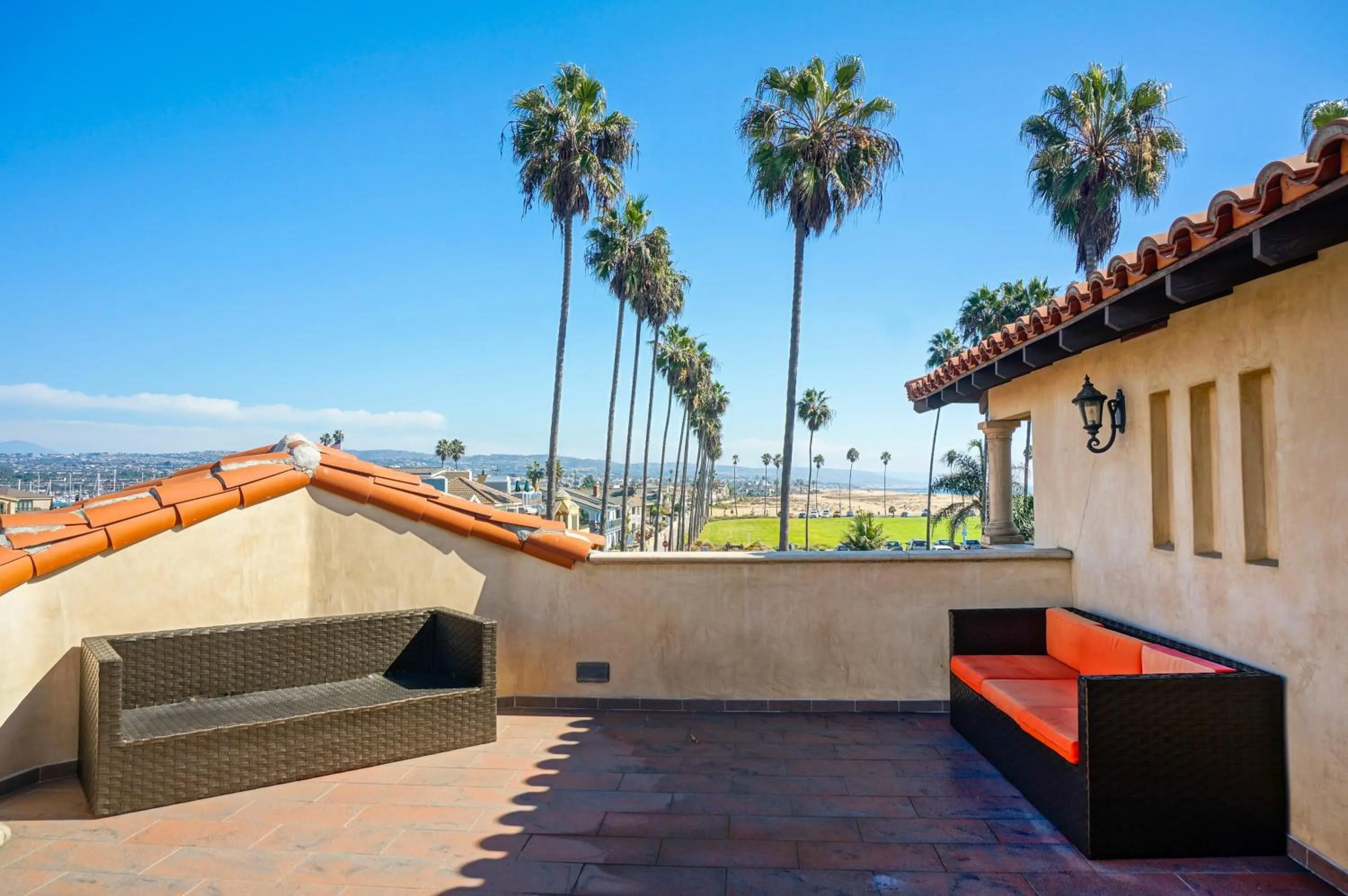 Communal lounge/ TV room in Balboa Inn, On The Beach At Newport