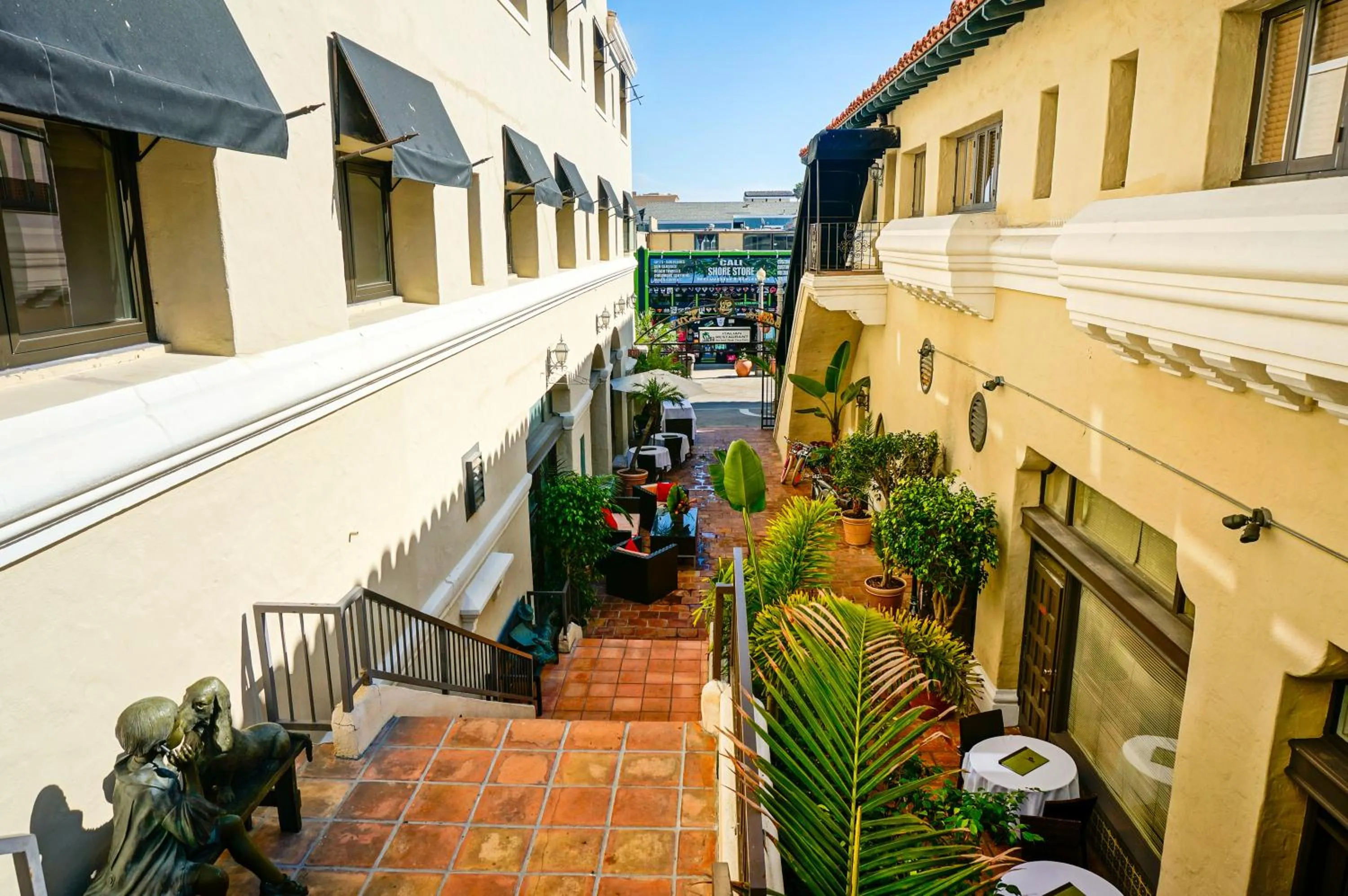 Facade/entrance in Balboa Inn, On The Beach At Newport