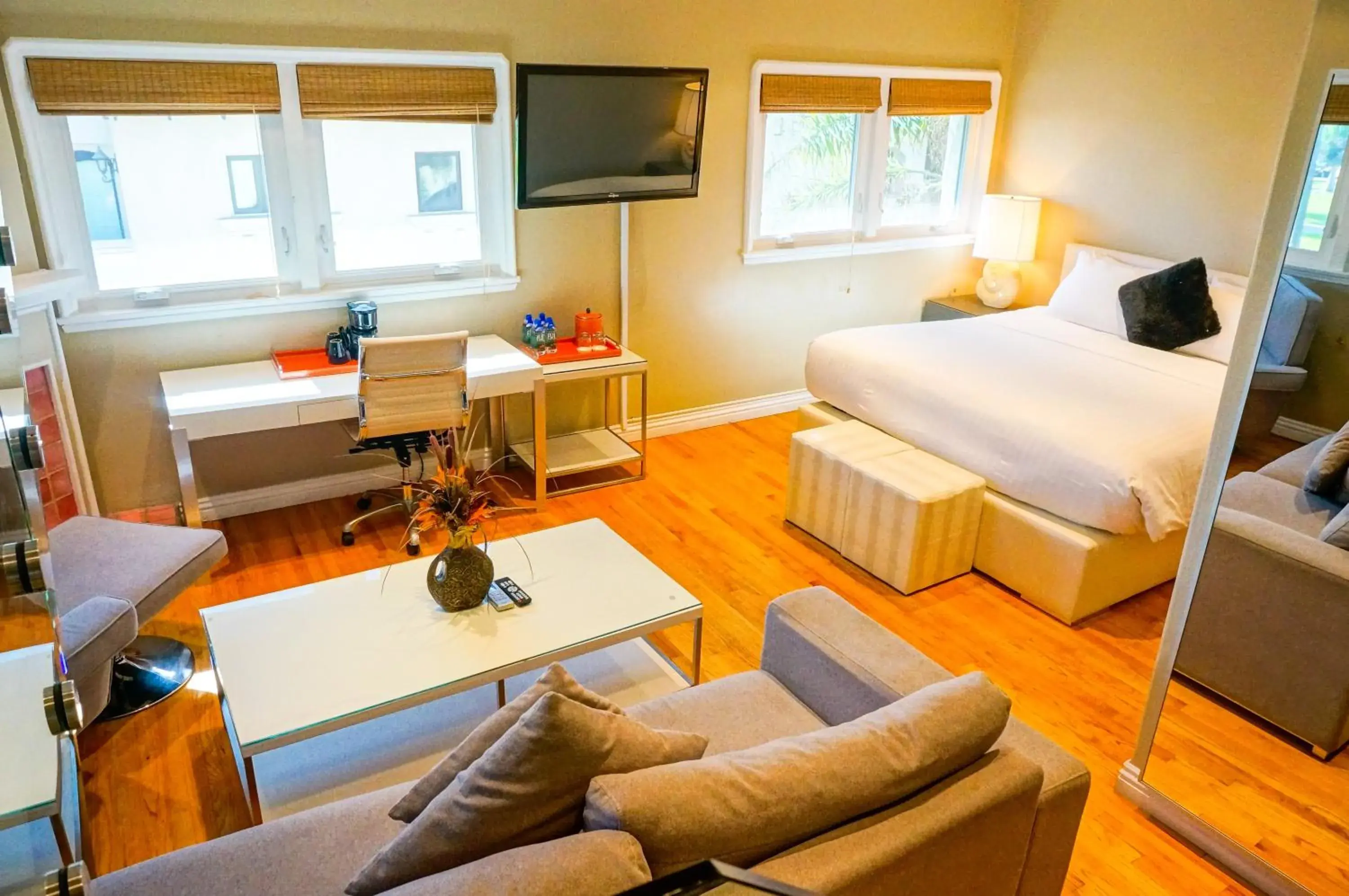 Bed in Balboa Inn, On The Beach At Newport Bed in Balboa Inn, On The Beach At Newport