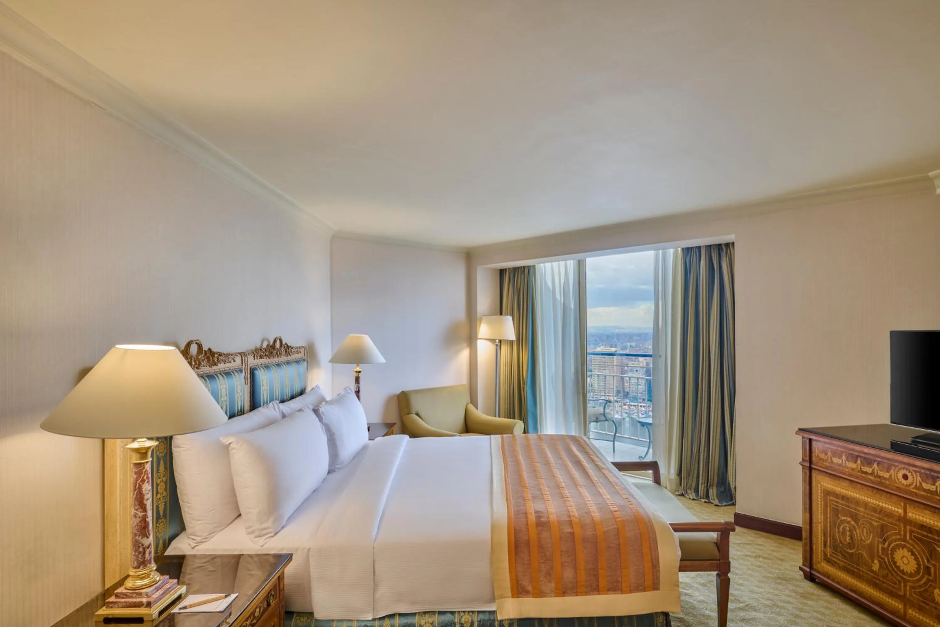 Balcony/Terrace, Bed in Hilton Cairo Grand Nile