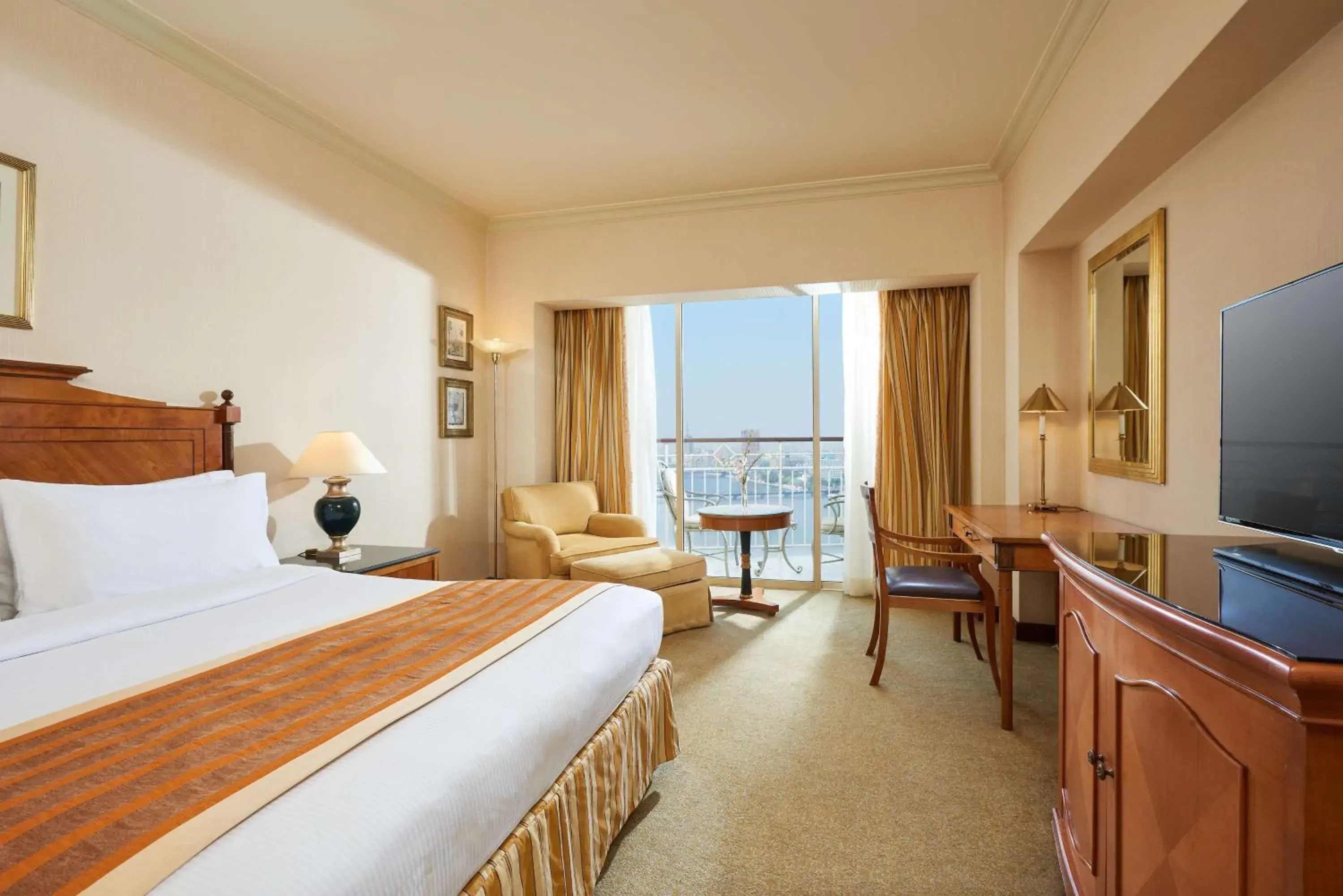 Bed in Hilton Cairo Grand Nile Bed in Hilton Cairo Grand Nile