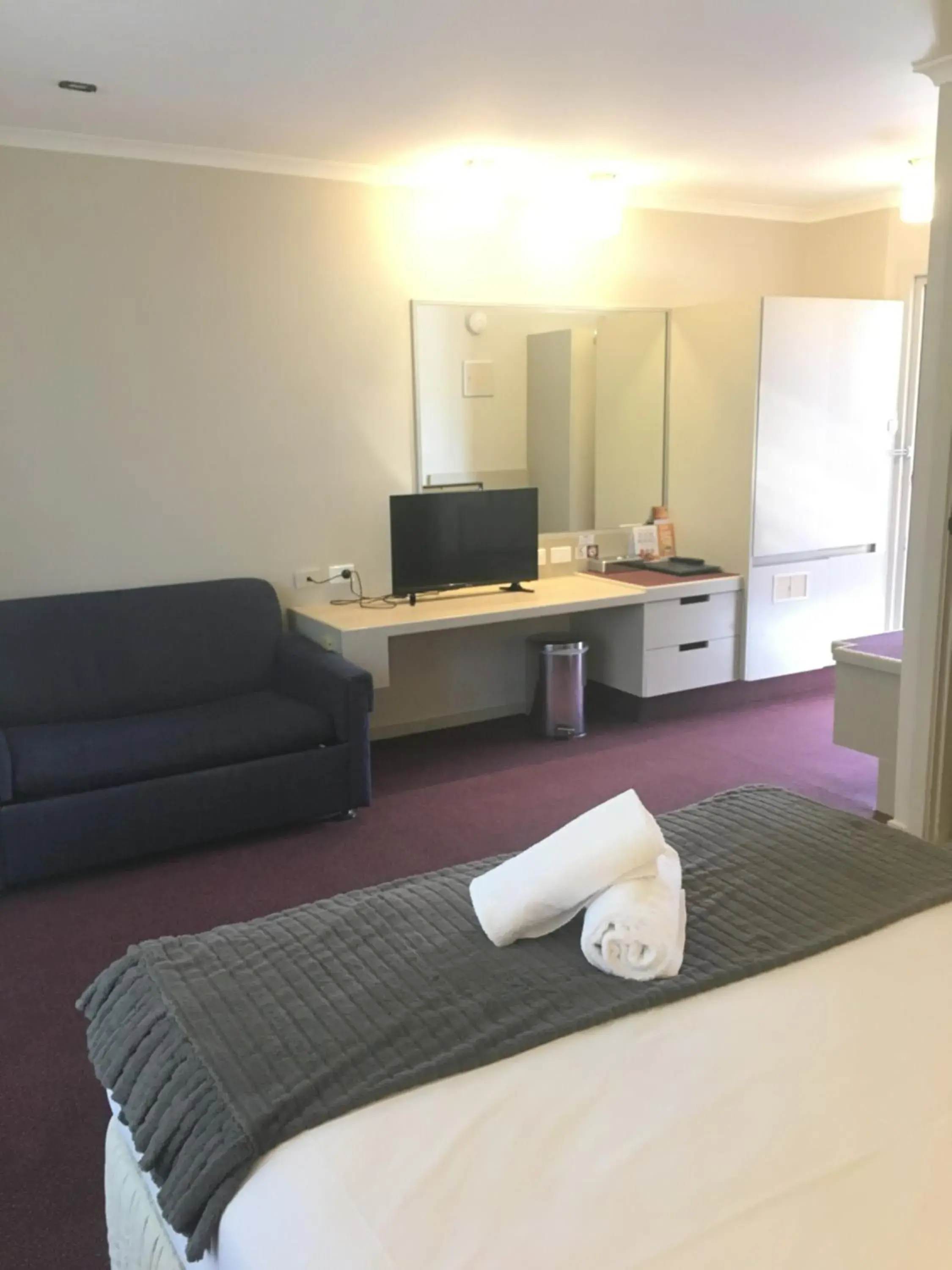 TV and multimedia, Bed in Ringwood Lake Inn TV and multimedia, Bed in Ringwood Lake Inn