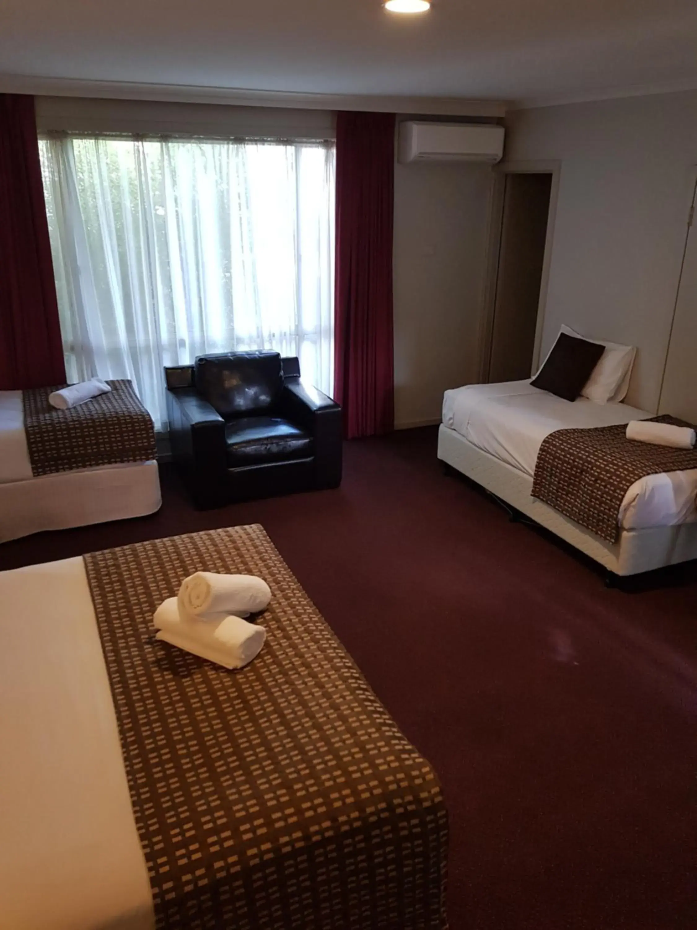 Photo of the whole room, Bed in Ringwood Lake Inn Photo of the whole room, Bed in Ringwood Lake Inn