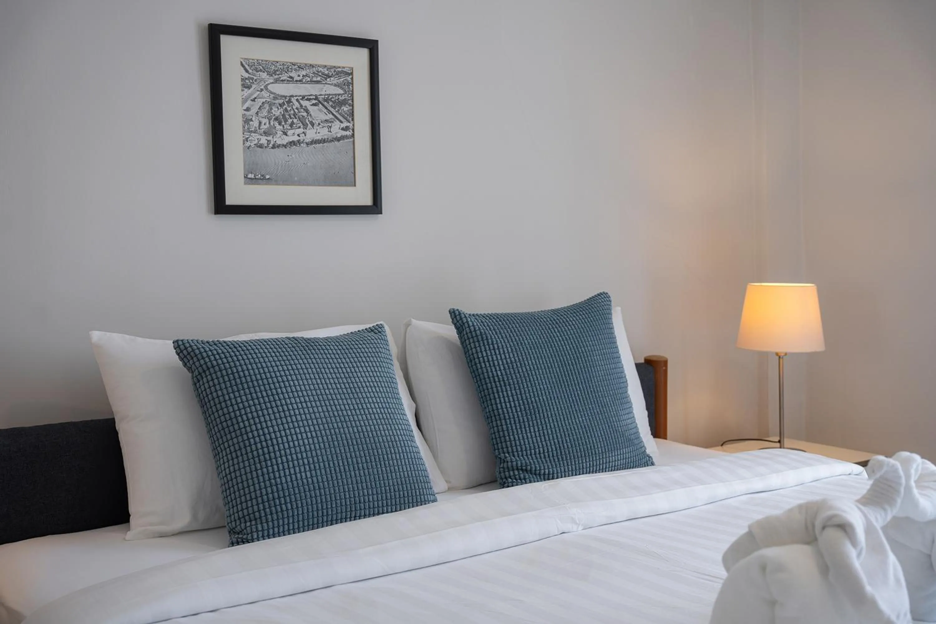 Photo of the whole room, Bed in Ratchadamnoen Residence