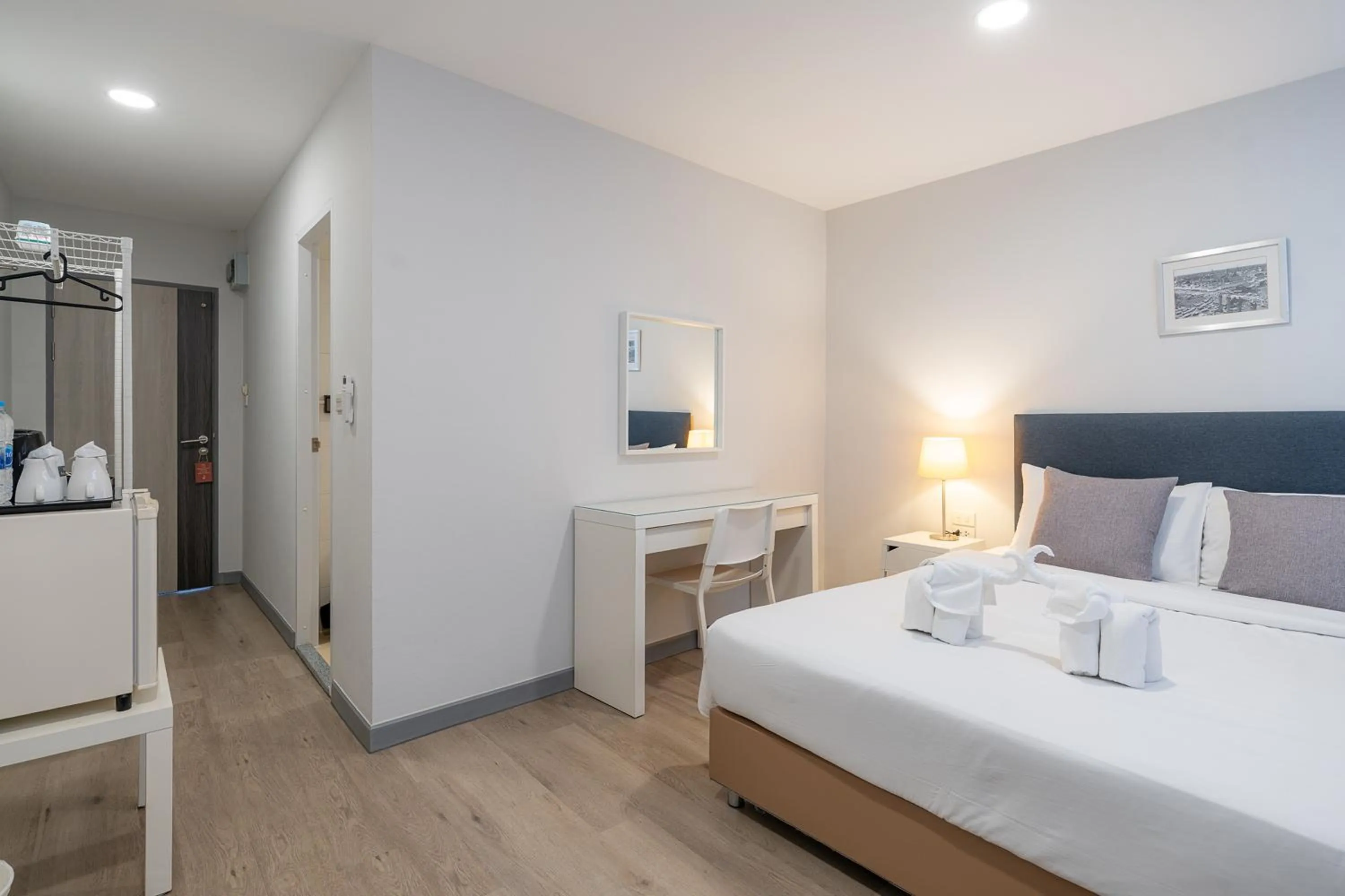 Photo of the whole room, Bed in Ratchadamnoen Residence