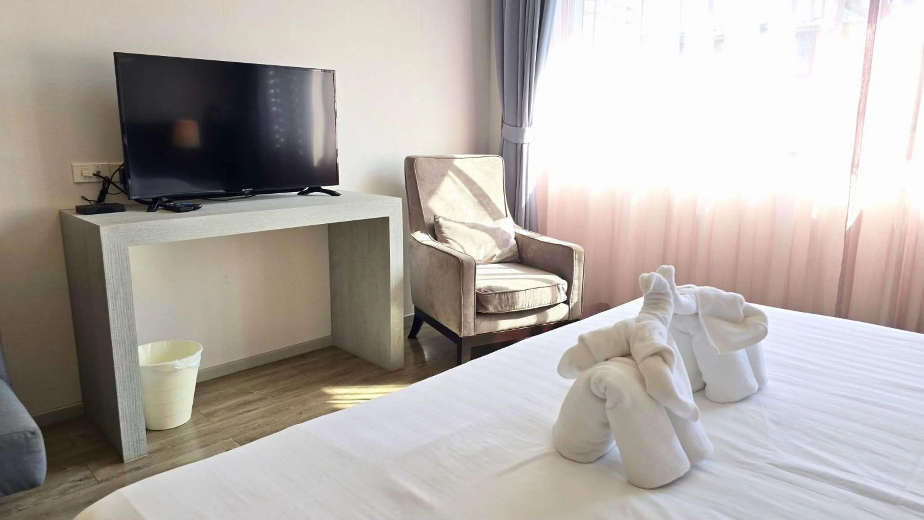 Seating area, Bed in Ratchadamnoen Residence