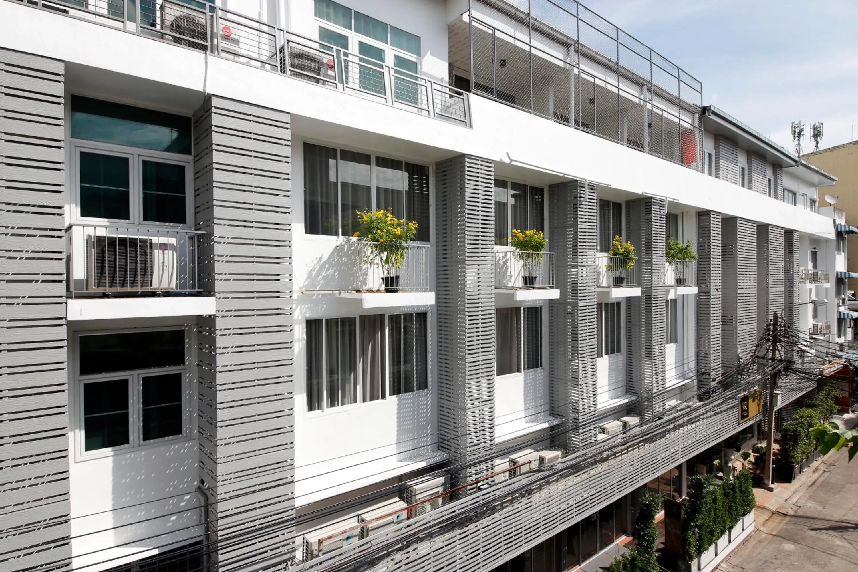 Property building in Ratchadamnoen Residence Property building in Ratchadamnoen Residence