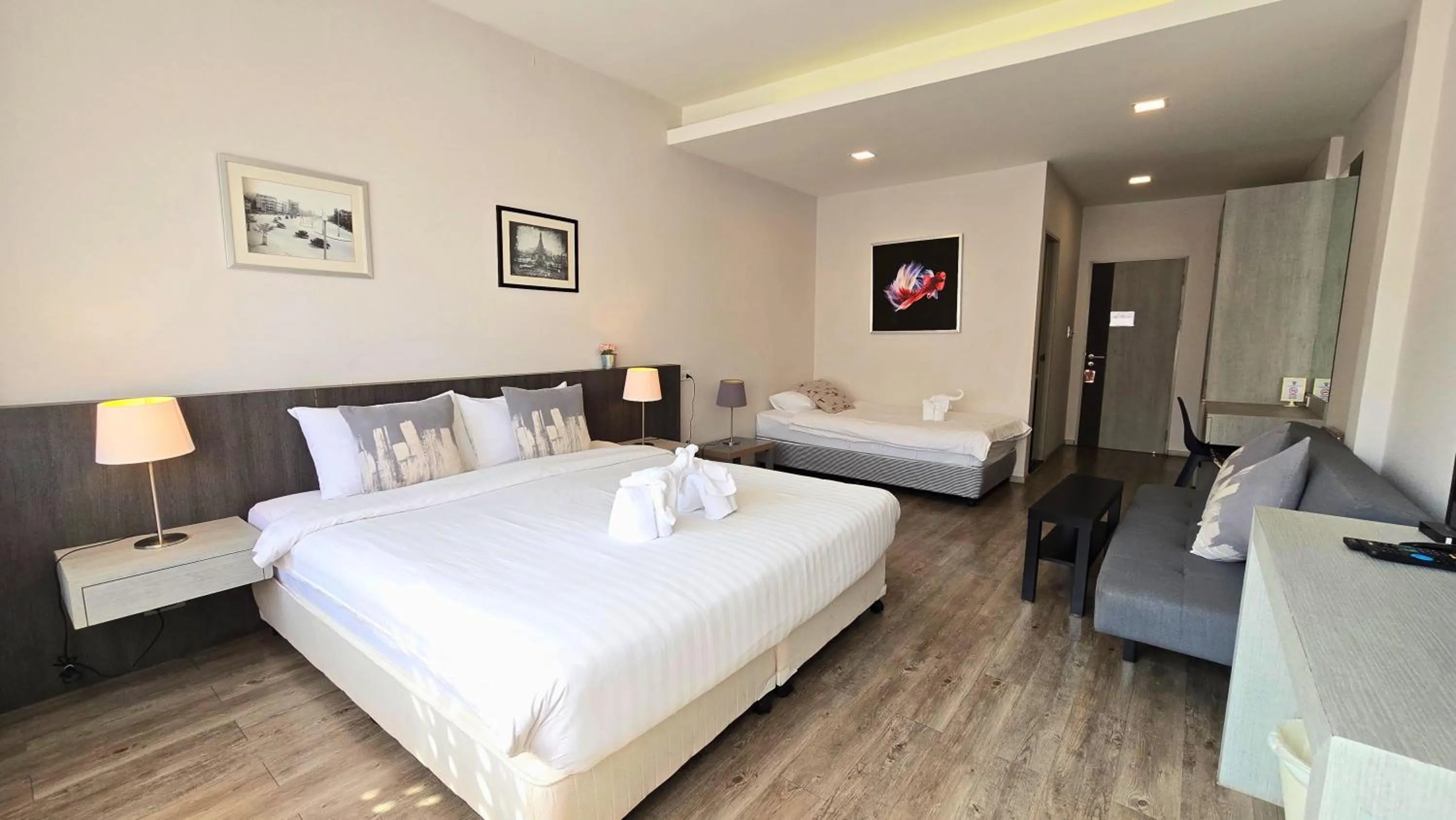 Photo of the whole room, Bed in Ratchadamnoen Residence