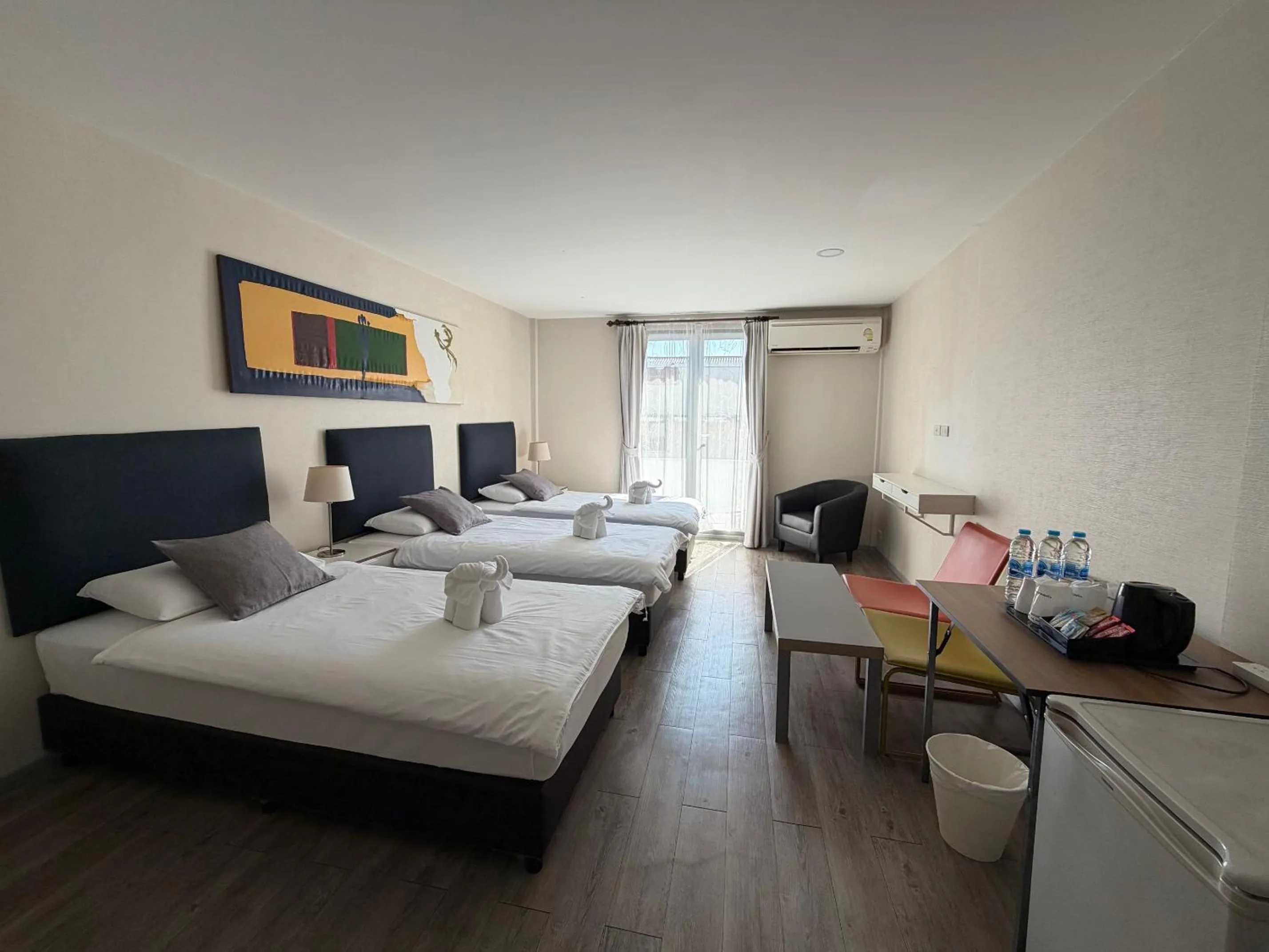 Photo of the whole room, Bed in Ratchadamnoen Residence