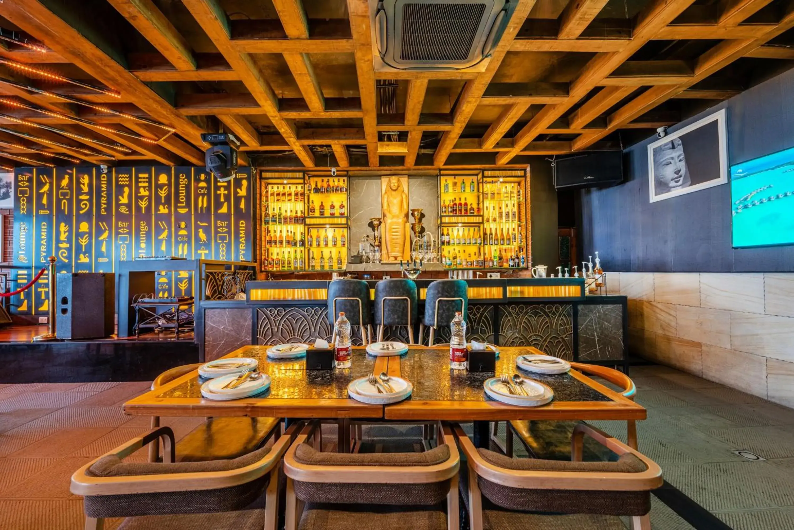 Lounge or bar in Treebo Premium Bridge View Regency, Mall Road Lounge or bar in Treebo Premium Bridge View Regency, Mall Road