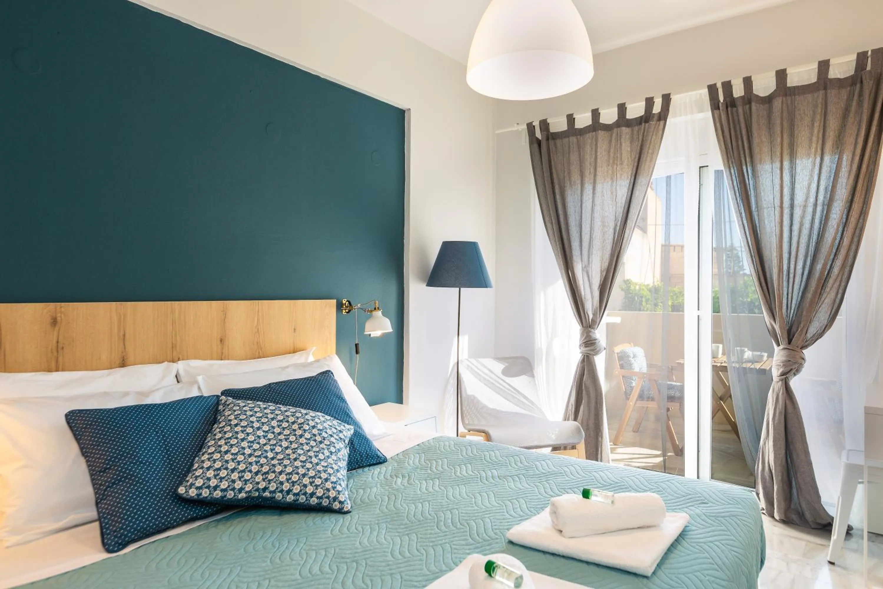 Seating area, Bed in Theros