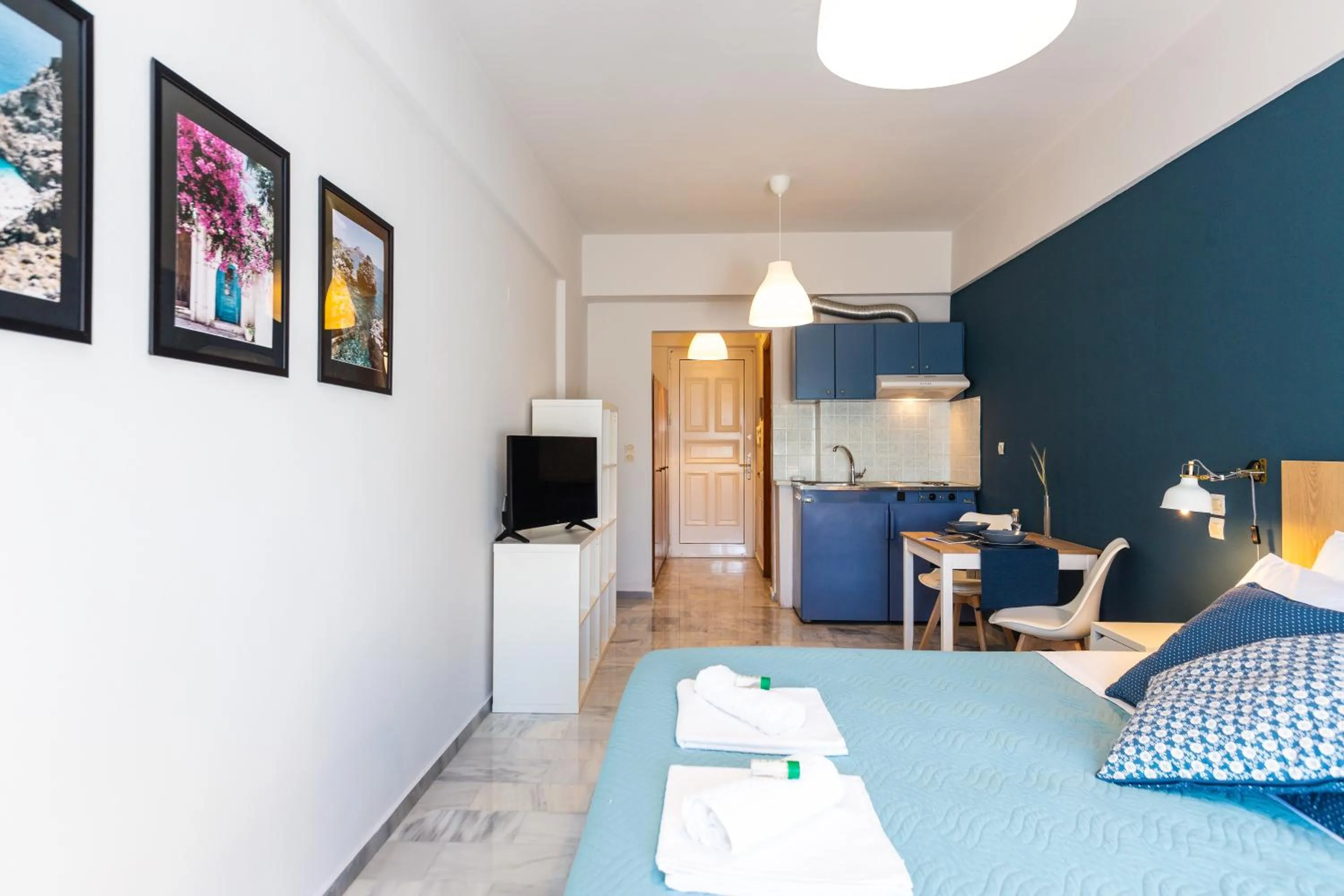 Kitchen or kitchenette, Bed in Theros