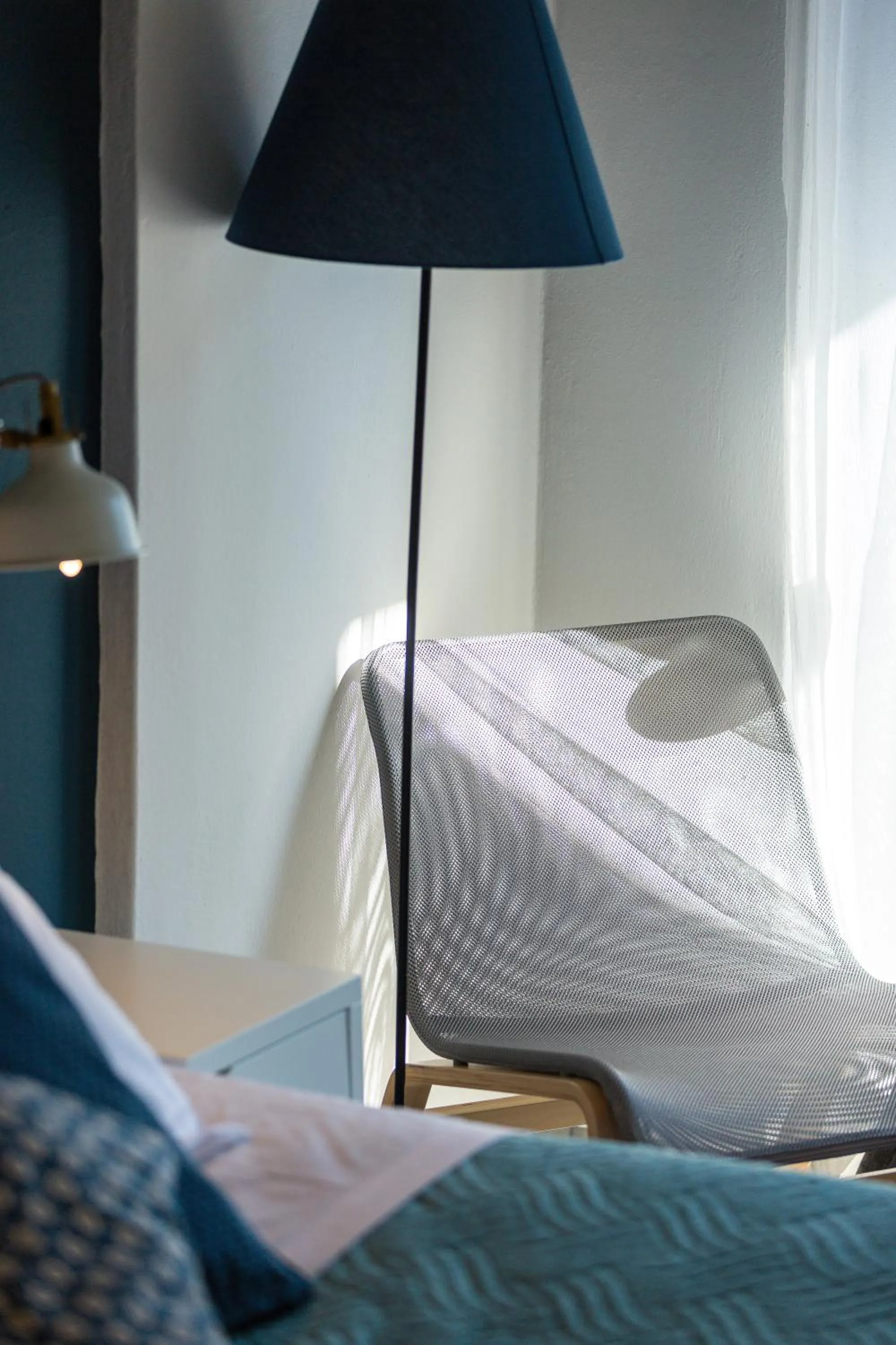 Seating area, Bed in Theros