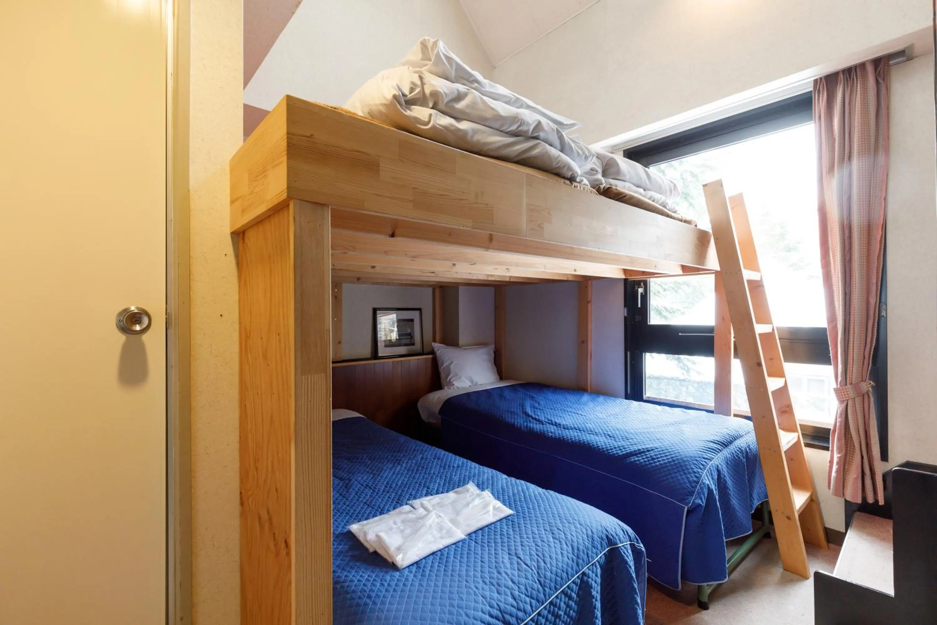 bunk bed, Bed in ホテルにれの樹