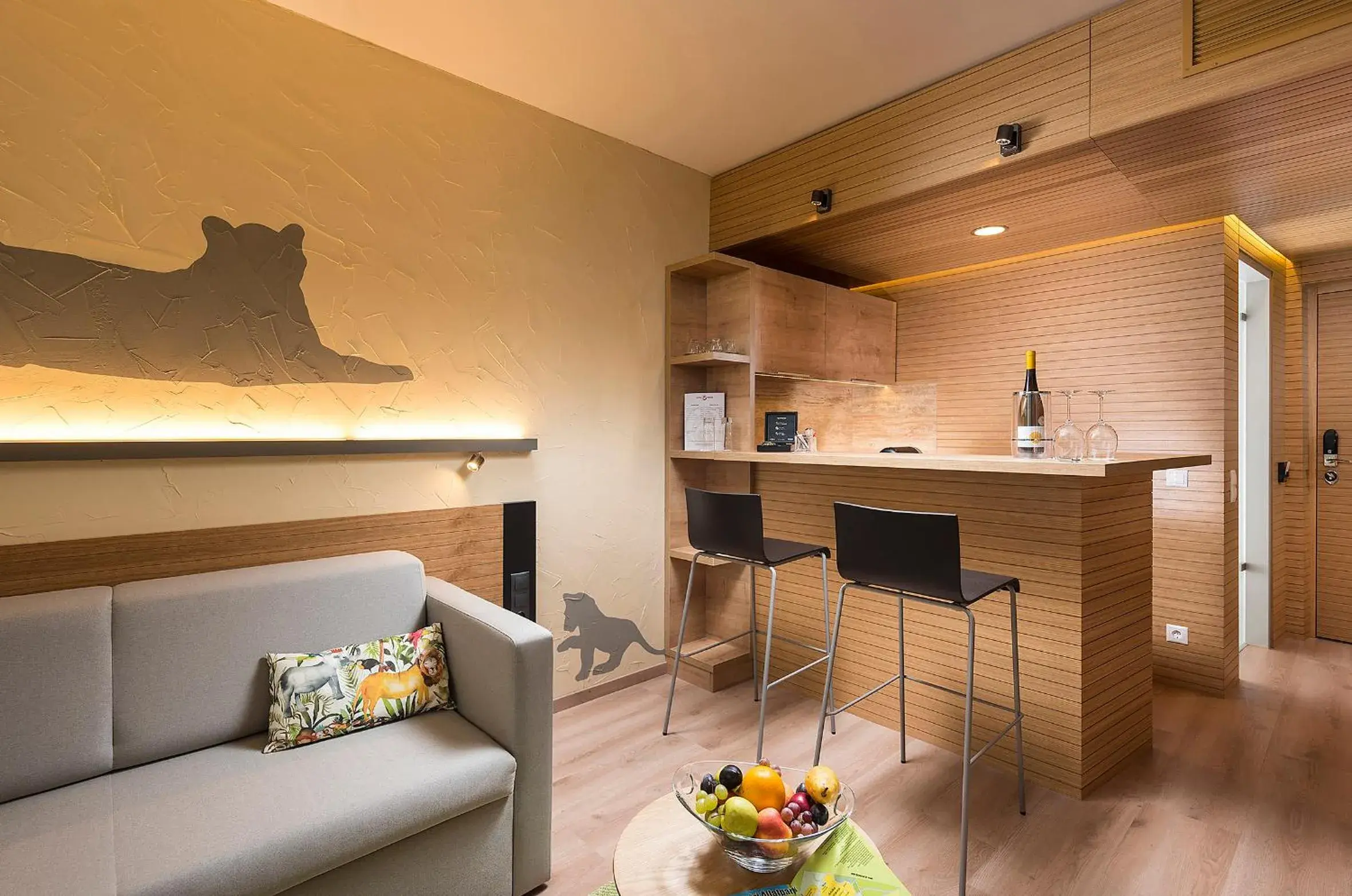 Suite with Lake View and Free Zoo Access in Pangea Hotel Suite with Lake View and Free Zoo Access in Pangea Hotel