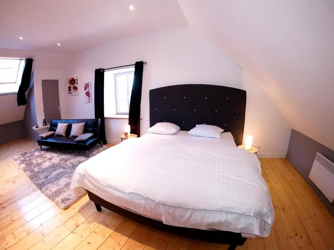 Bedroom, Bed in La Maison d'hotes de Toucy