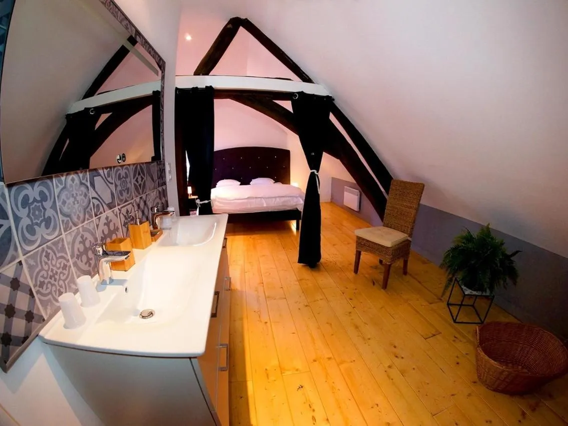 Bedroom, Bed in La Maison d'hotes de Toucy