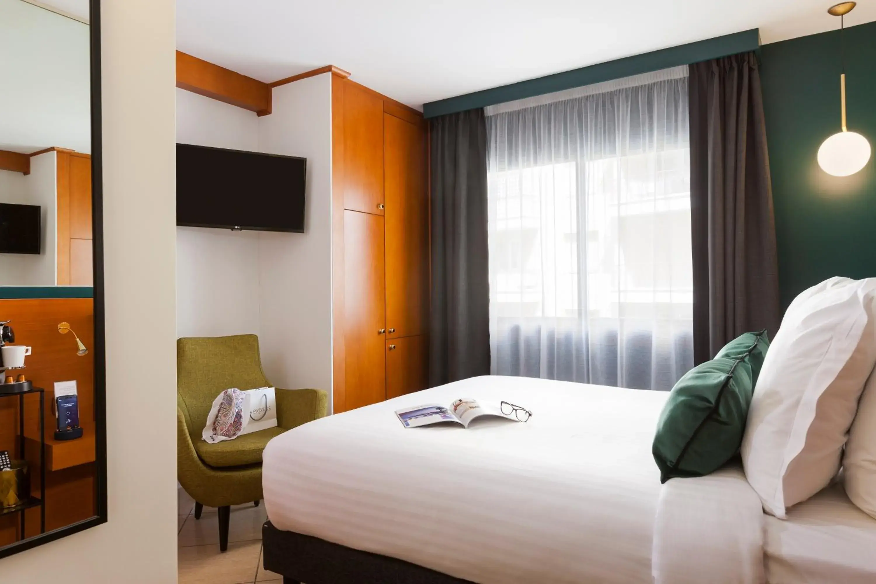 Bedroom, Bed in Nehô Suites Cannes Croisette Bedroom, Bed in Nehô Suites Cannes Croisette