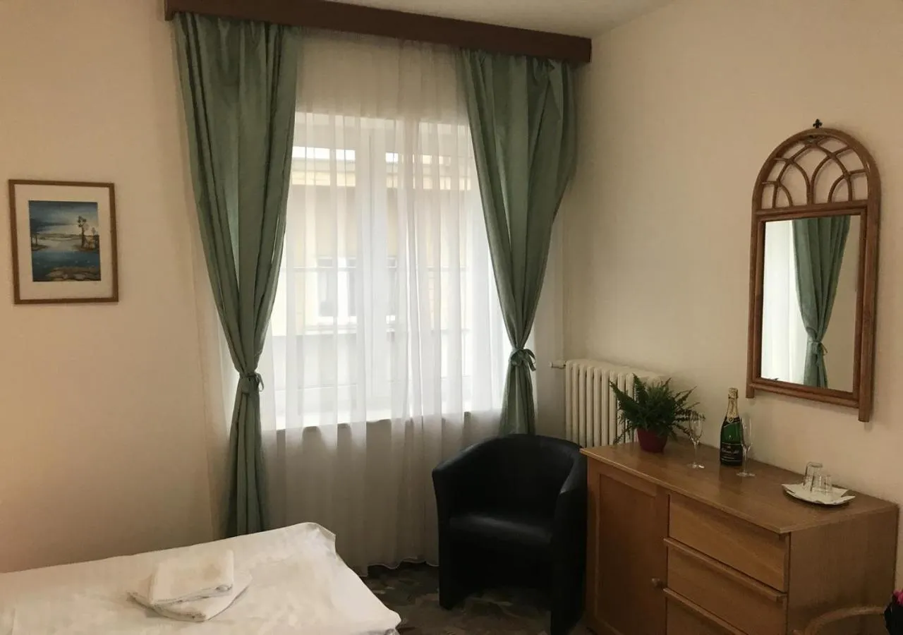 Living room, Bed in Hotel Otar