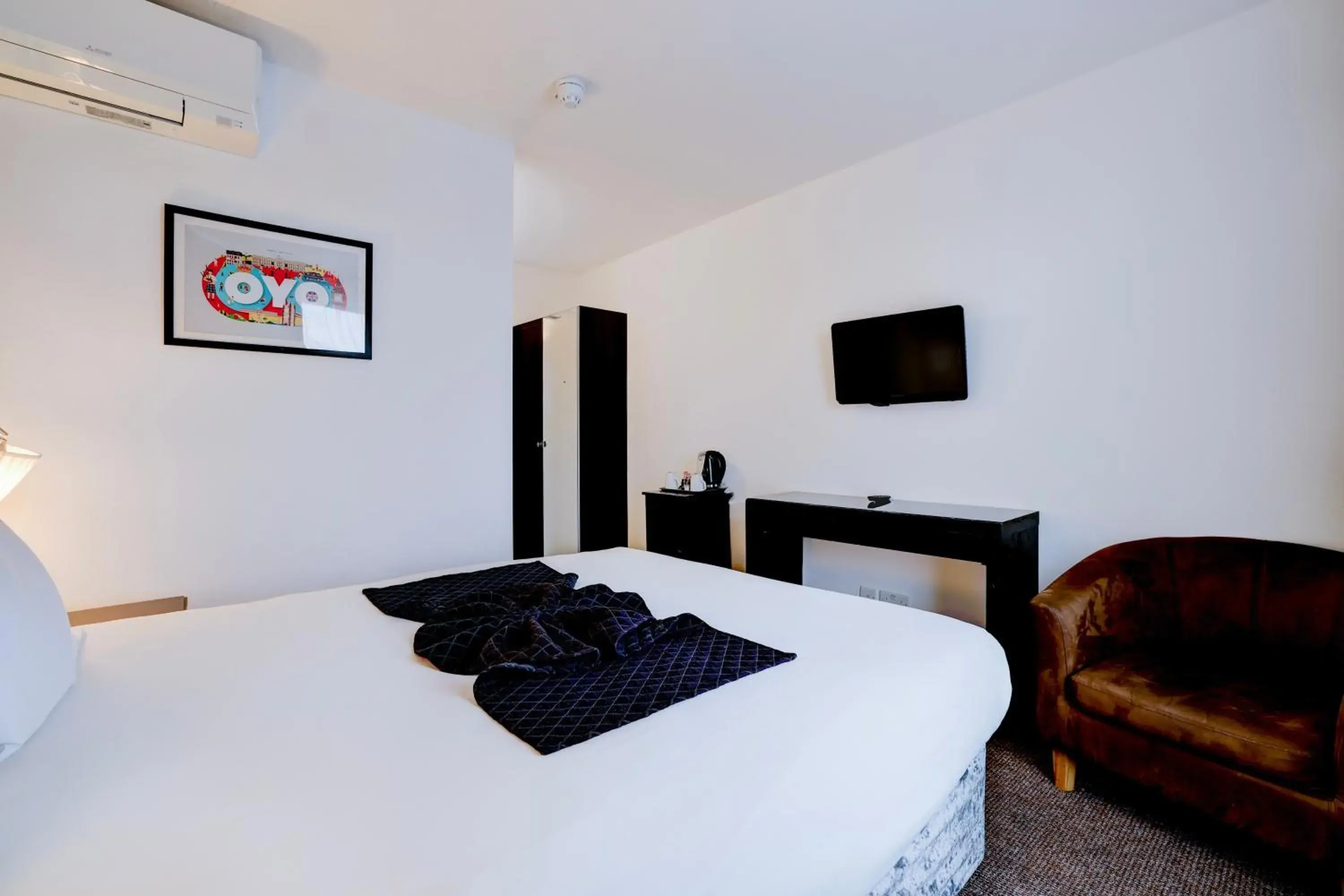 Deluxe Double Room in OYO The Chiltern Hotel Deluxe Double Room in OYO The Chiltern Hotel