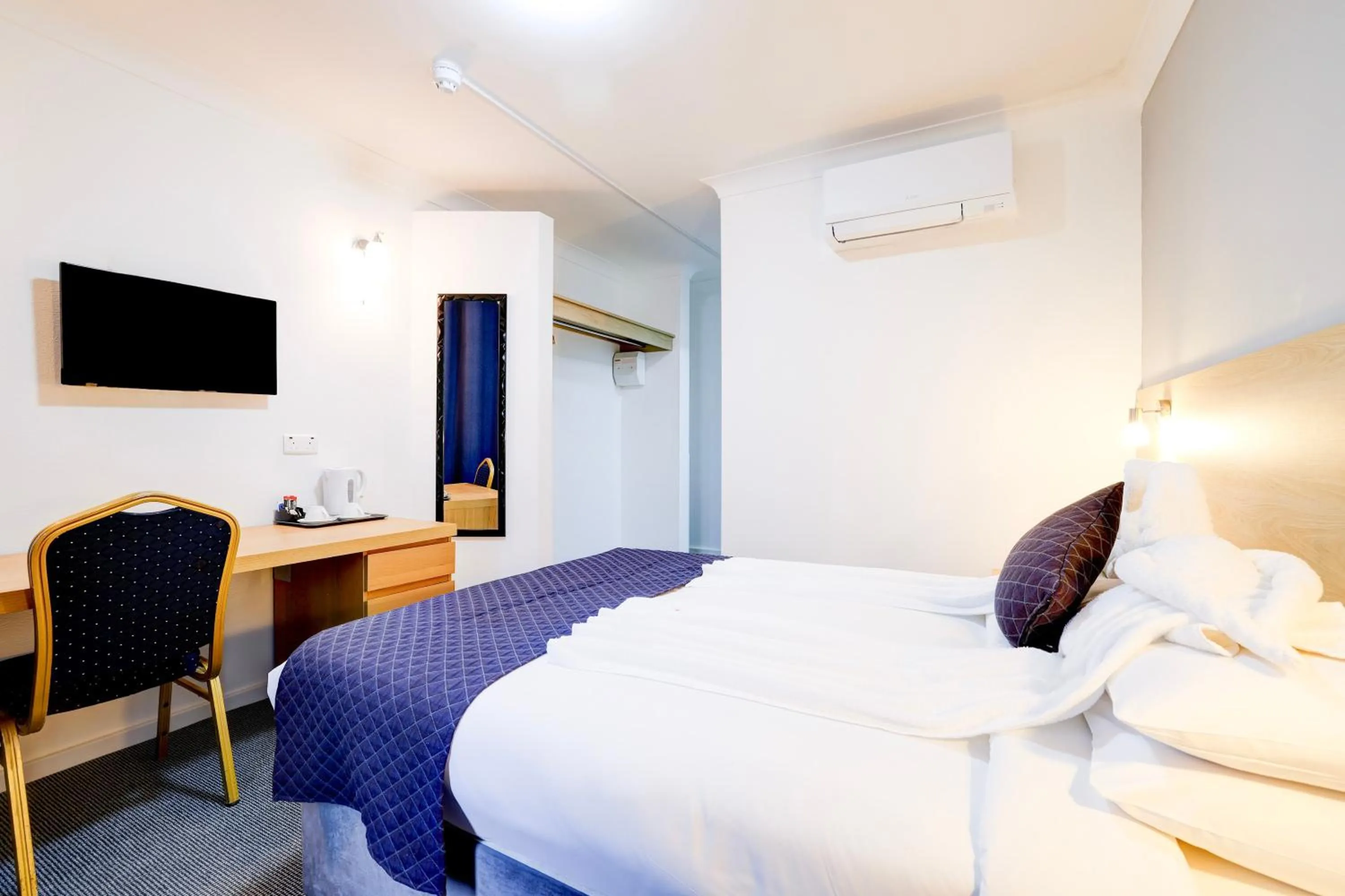 Bedroom, Bed in OYO The Chiltern Hotel