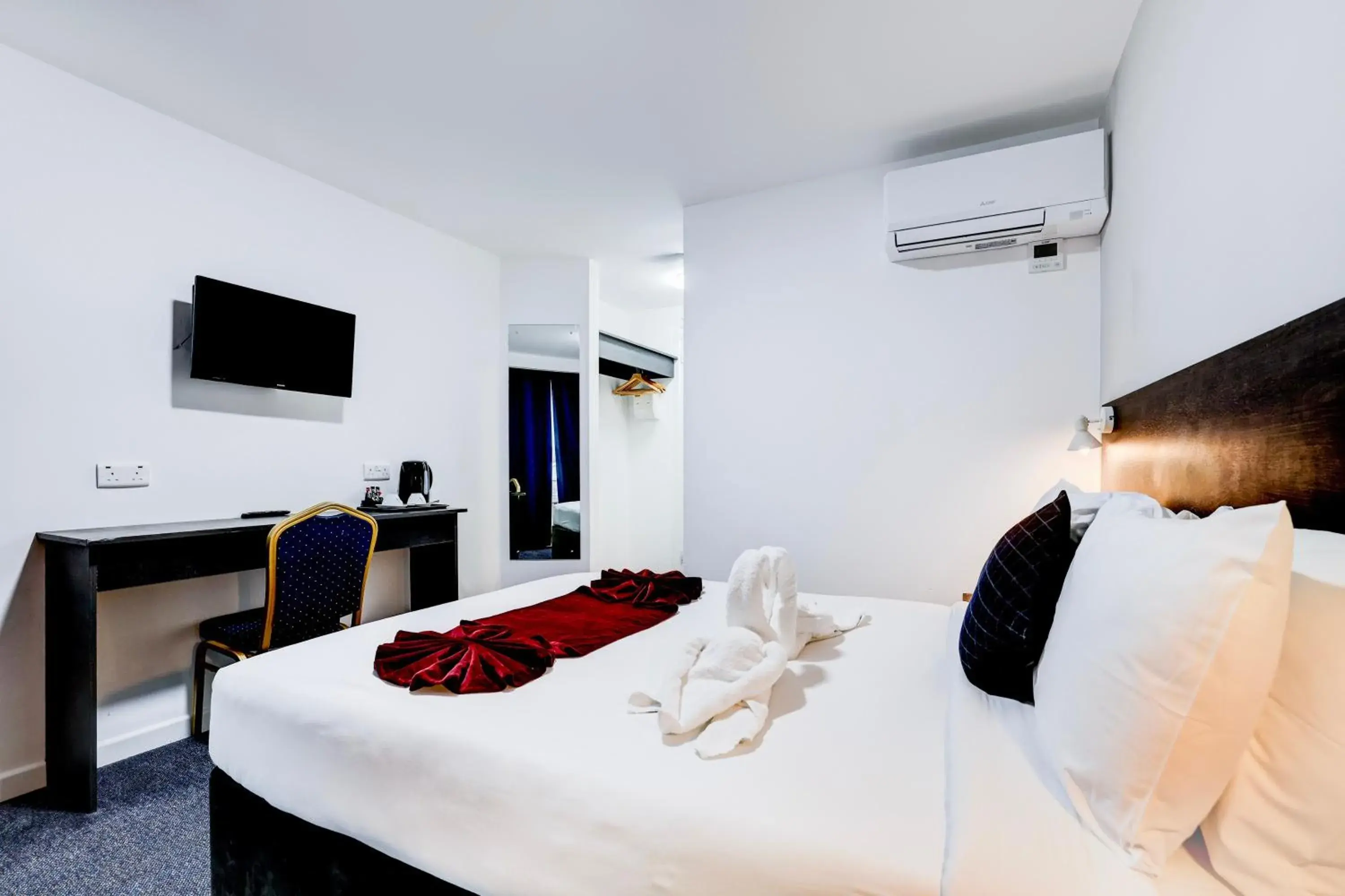 Bedroom, Bed in OYO The Chiltern Hotel Bedroom, Bed in OYO The Chiltern Hotel