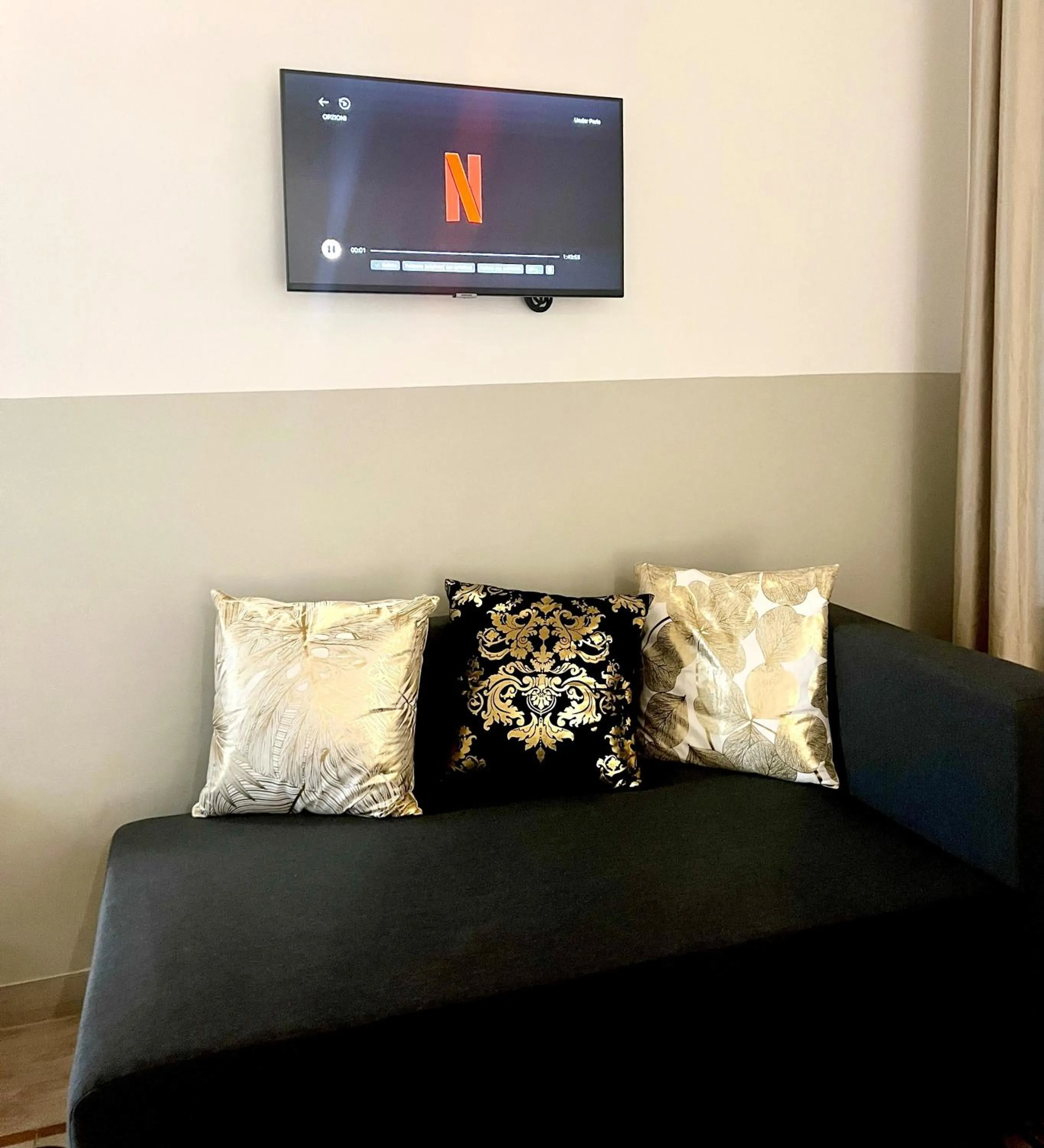 TV and multimedia in Eccelsoleccese Boutique B&B - steps from the Historic Center