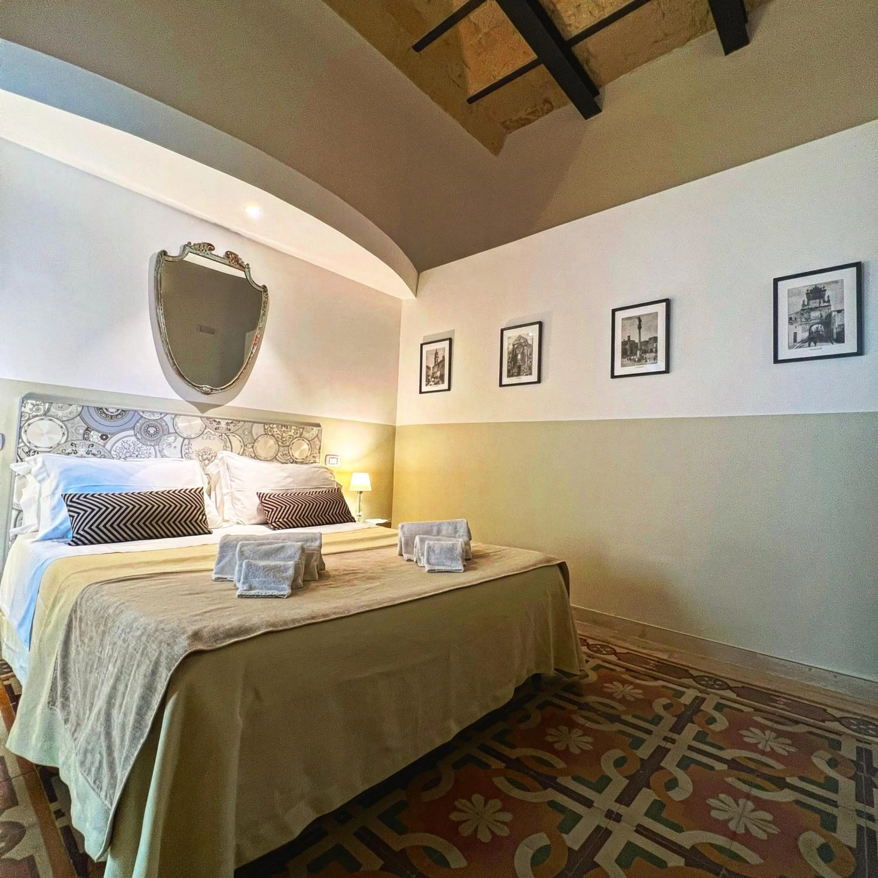Bed in Eccelsoleccese Boutique B&B - steps from the Historic Center