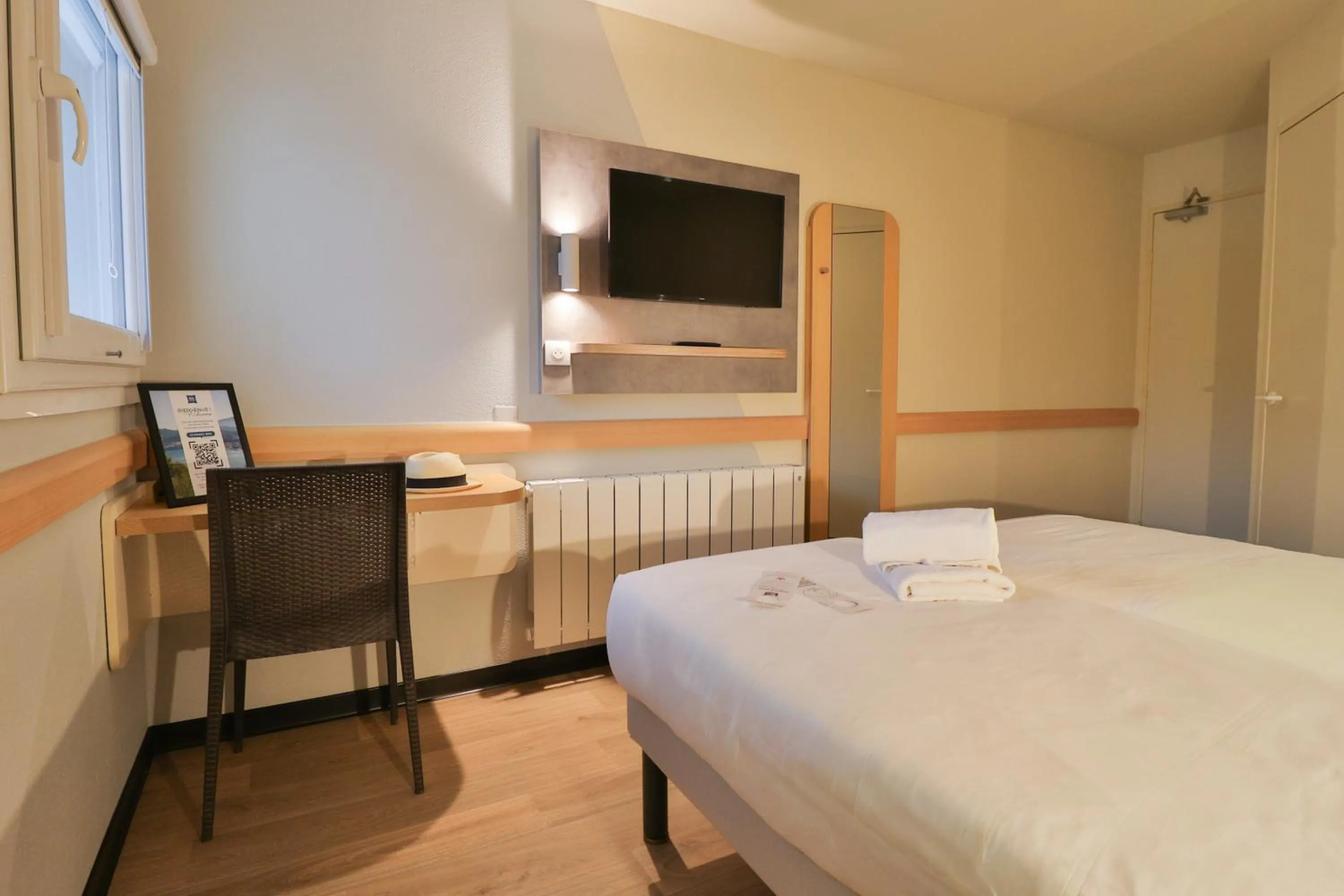 Bedroom, Bed in ibis budget Metz Sud