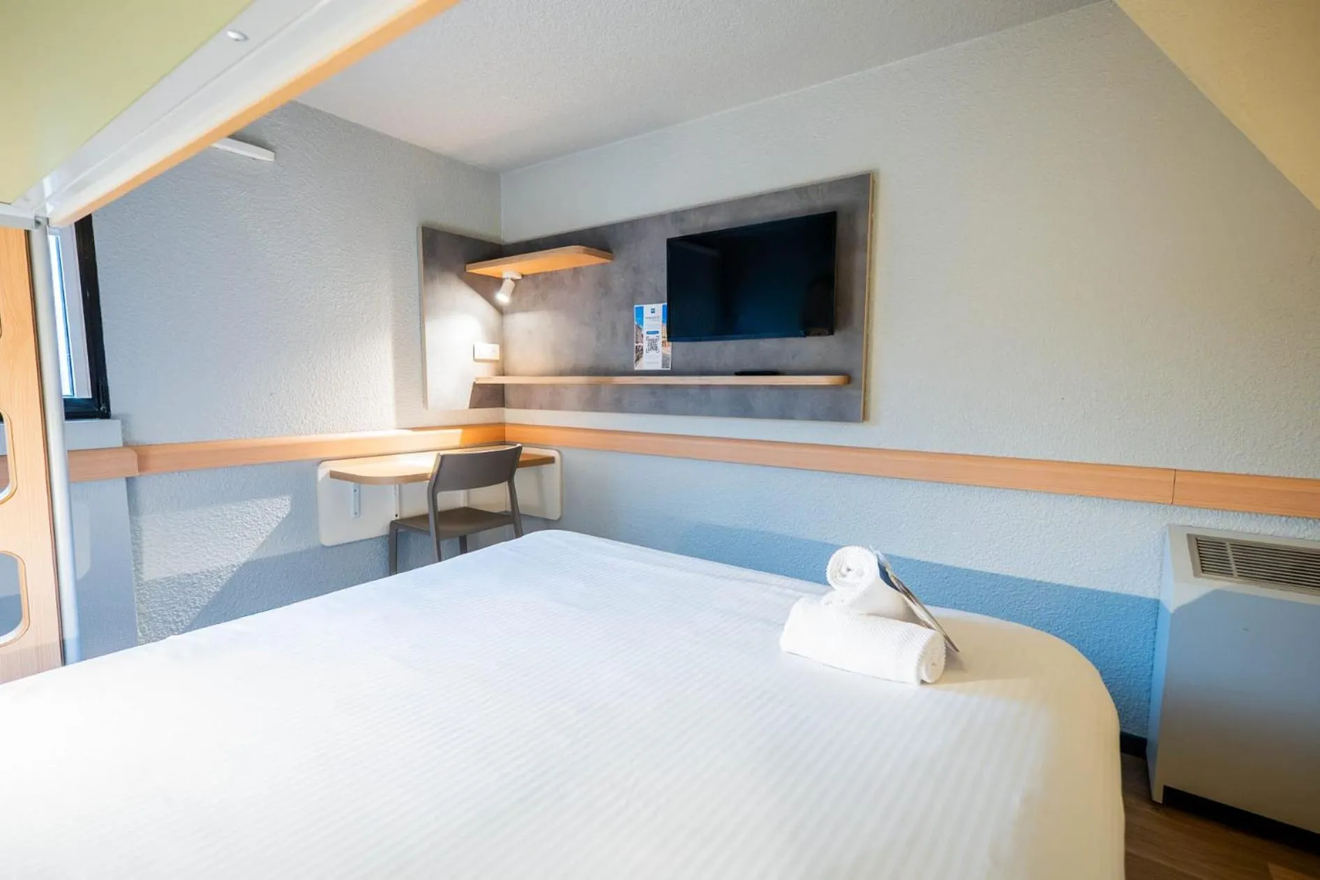 Bedroom, Bed in ibis budget Metz Sud