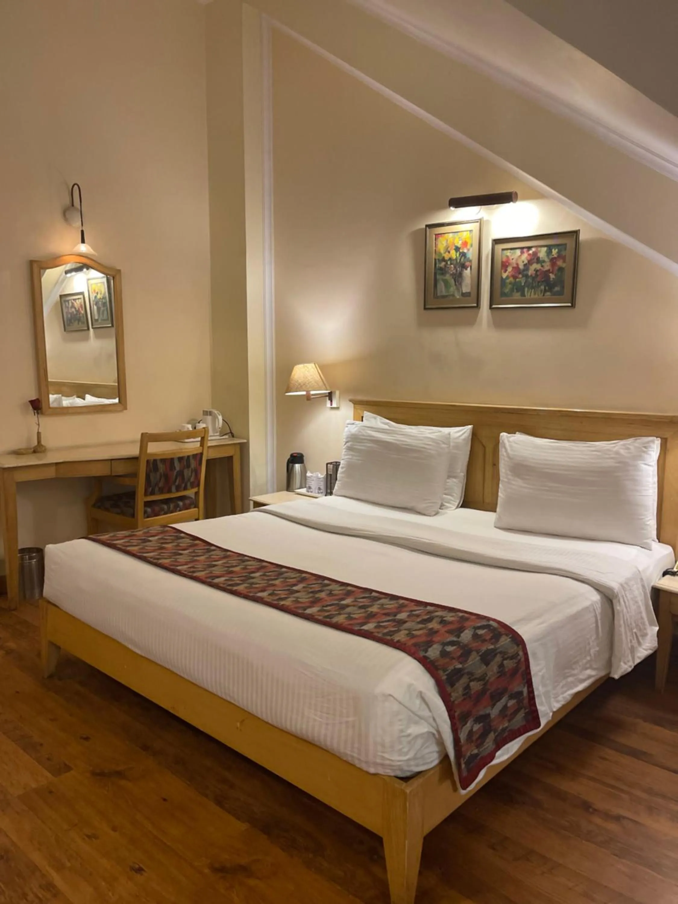 Bed in Hotel Willow Banks Shimla