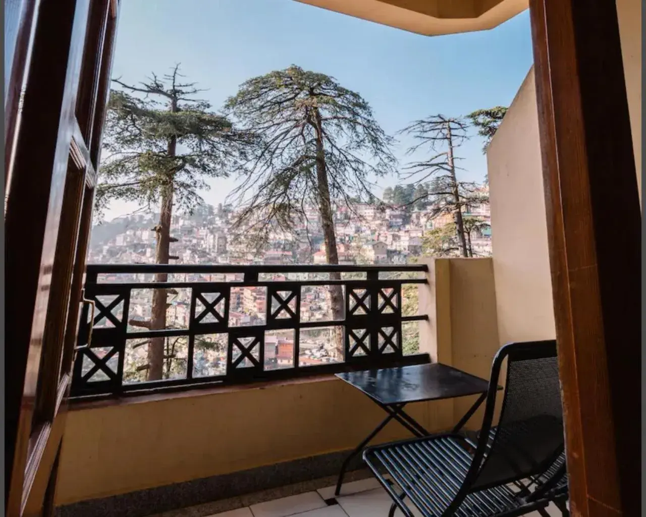 Premium Room with Large Balcony(Bathtub) - 15% Discount on Spa Therapies in Hotel Willow Banks Premium Room with Large Balcony(Bathtub) - 15% Discount on Spa Therapies in Hotel Willow Banks