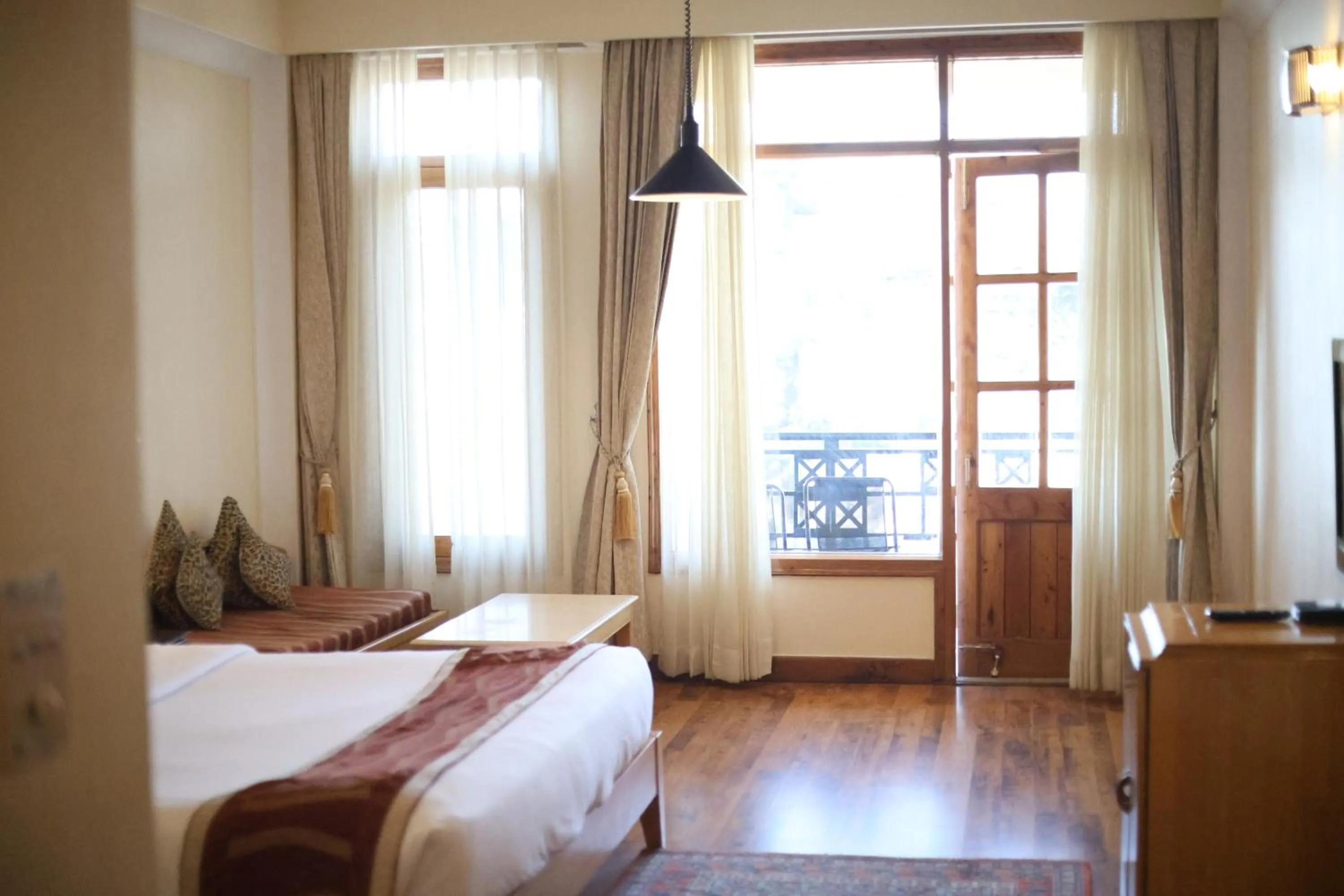 Bedroom, Bed in Hotel Willow Banks Shimla