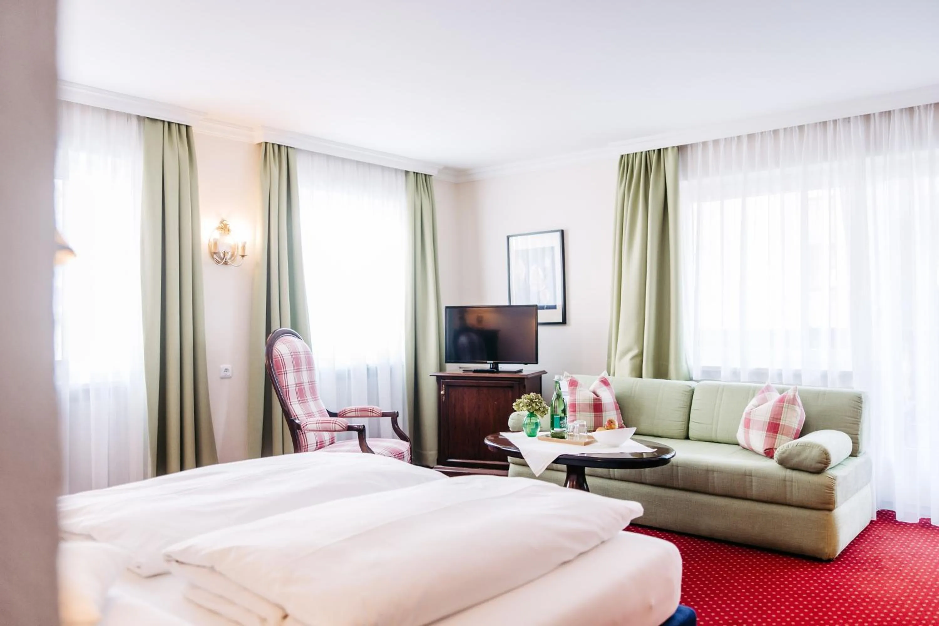 Living room, Bed in Hotel Hirlanda