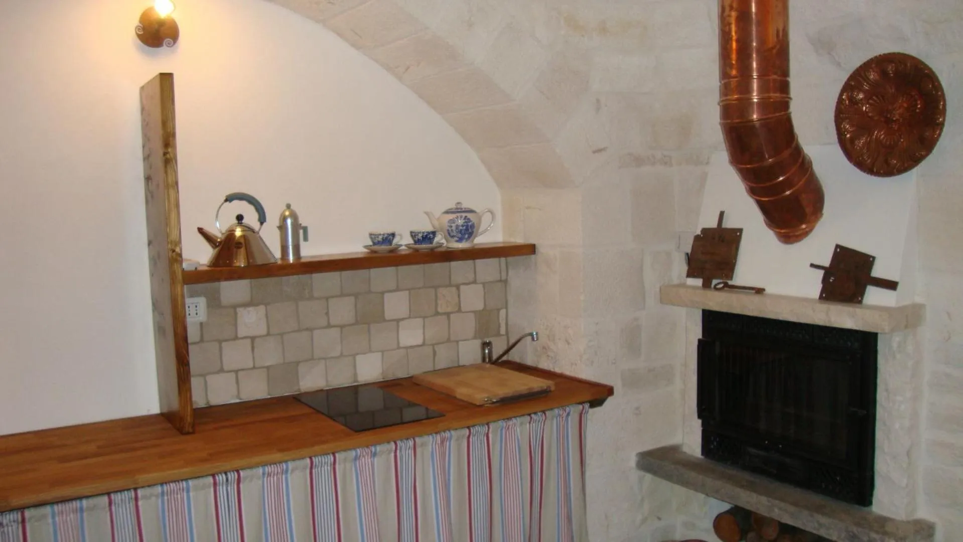 Kitchen or kitchenette in Fontana Vecchia B&B