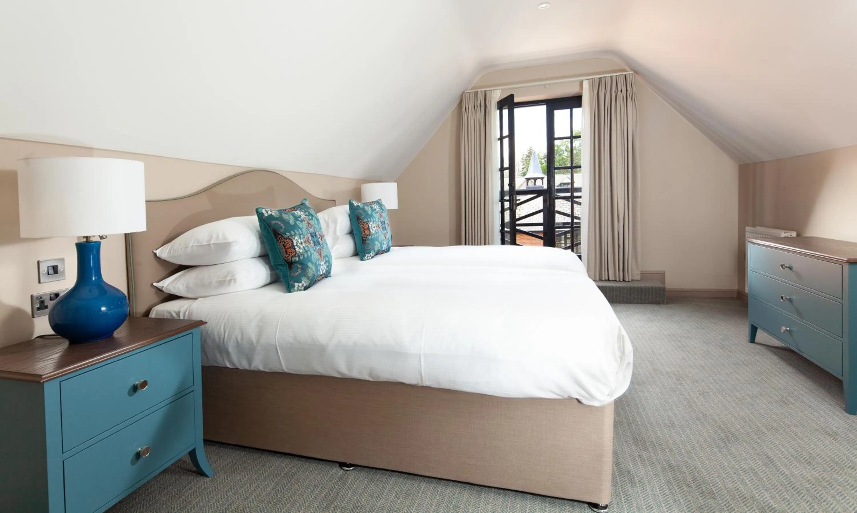 Bed in Foxhills Club & Resort